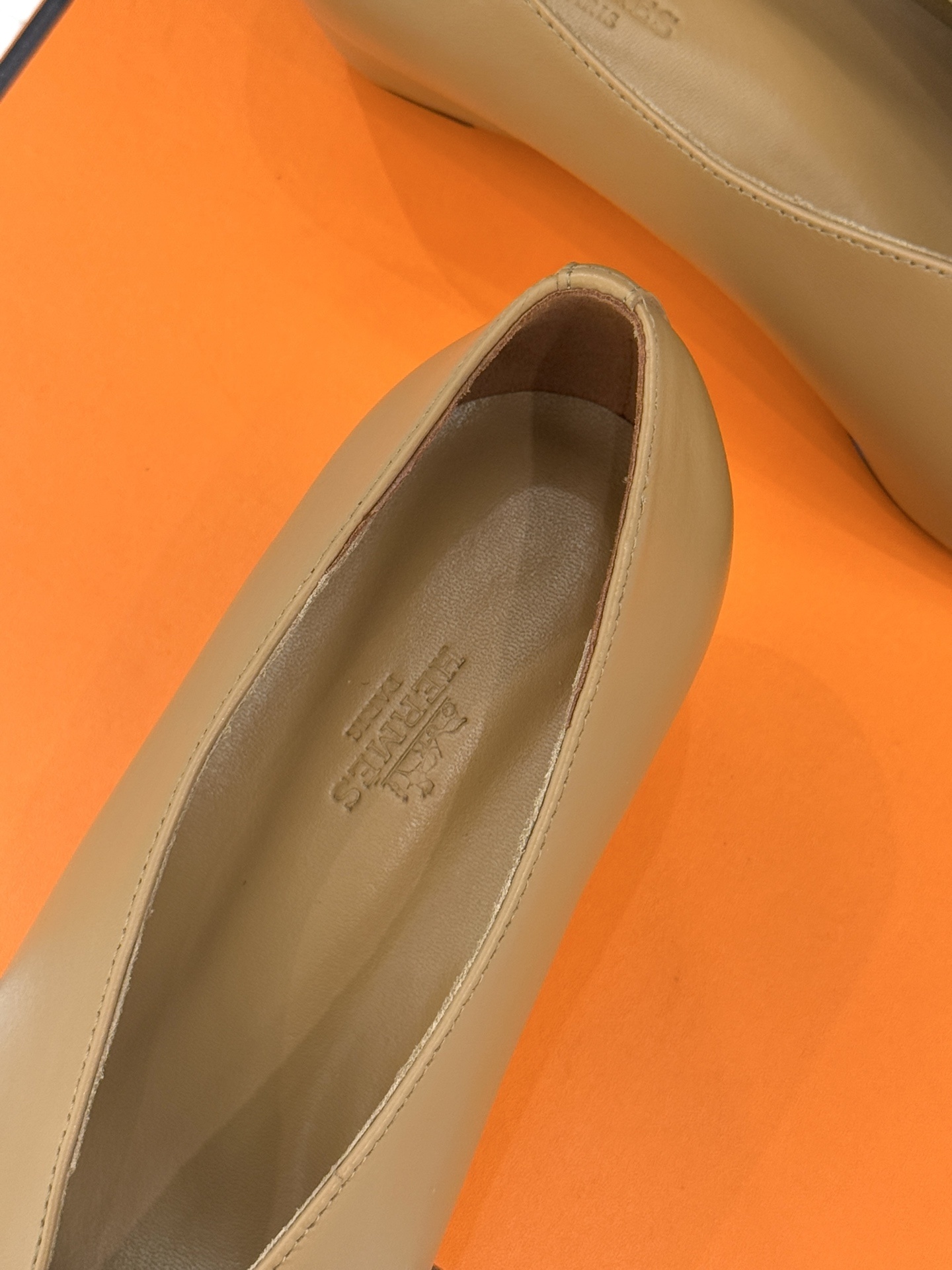 Hermès/爱马仕25WF新品尖头V口坡跟单鞋当尖头的凌厉遇上V口的柔弧这双单鞋以凝练线条重塑优雅轮廓