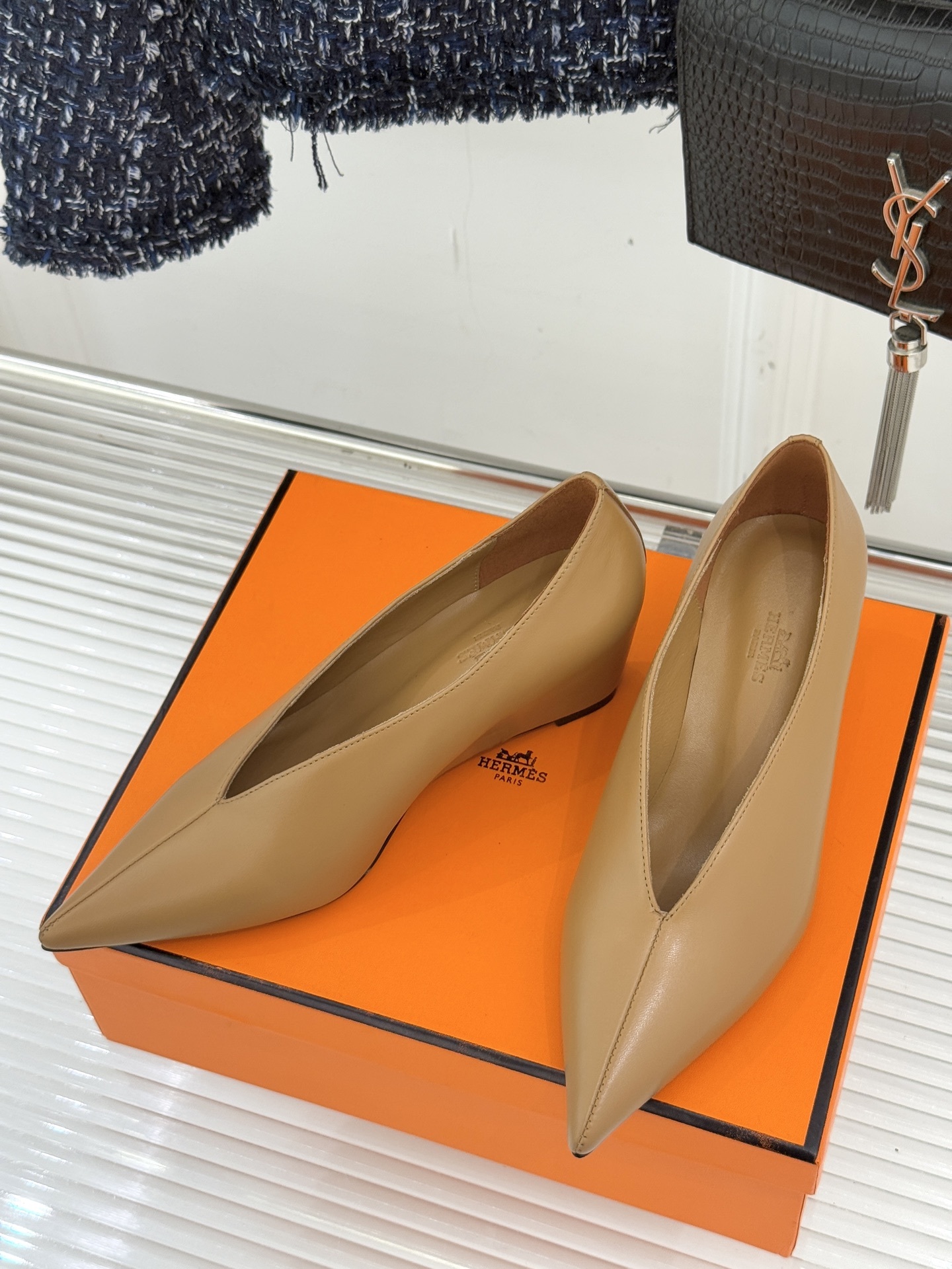 Hermès/爱马仕25WF新品尖头V口坡跟单鞋当尖头的凌厉遇上V口的柔弧这双单鞋以凝练线条重塑优雅轮廓