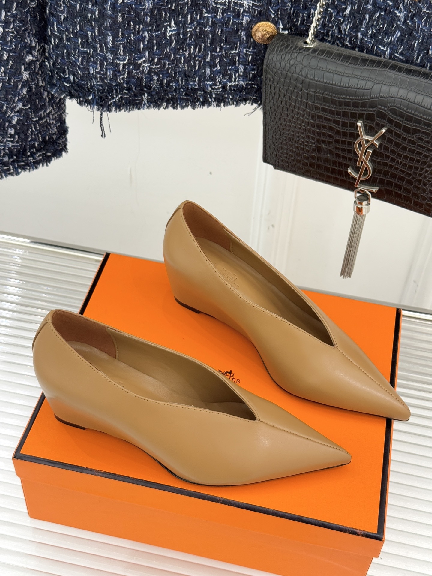 Hermès/爱马仕25WF新品尖头V口坡跟单鞋当尖头的凌厉遇上V口的柔弧这双单鞋以凝练线条重塑优雅轮廓