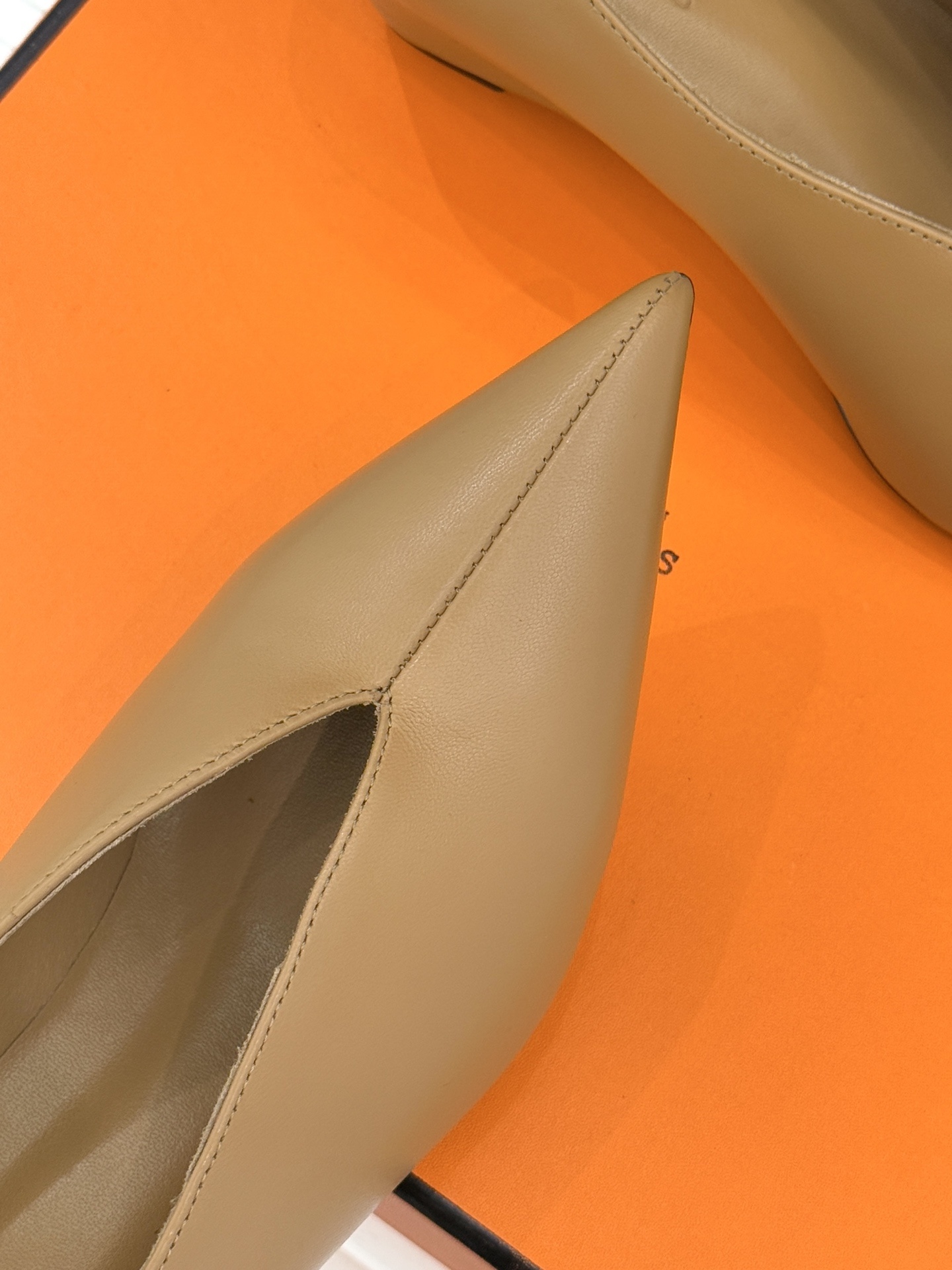 Hermès/爱马仕25WF新品尖头V口坡跟单鞋当尖头的凌厉遇上V口的柔弧这双单鞋以凝练线条重塑优雅轮廓