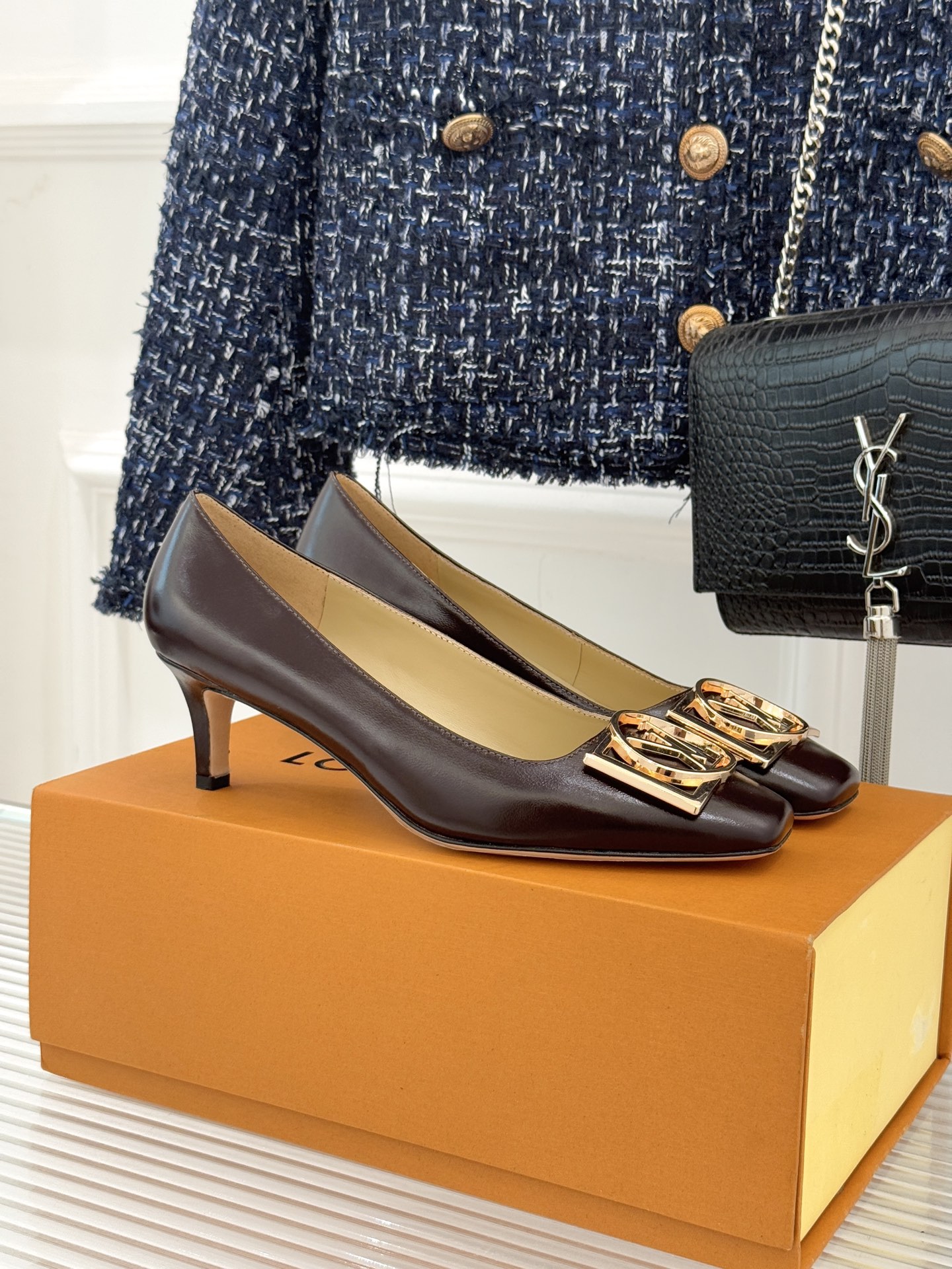 驴牌25WF秋冬新品方扣方头高跟鞋单鞋当lv的硬箱基因邂逅现代鞋履美学方扣方头高跟鞋单鞋以凝练线条将品牌