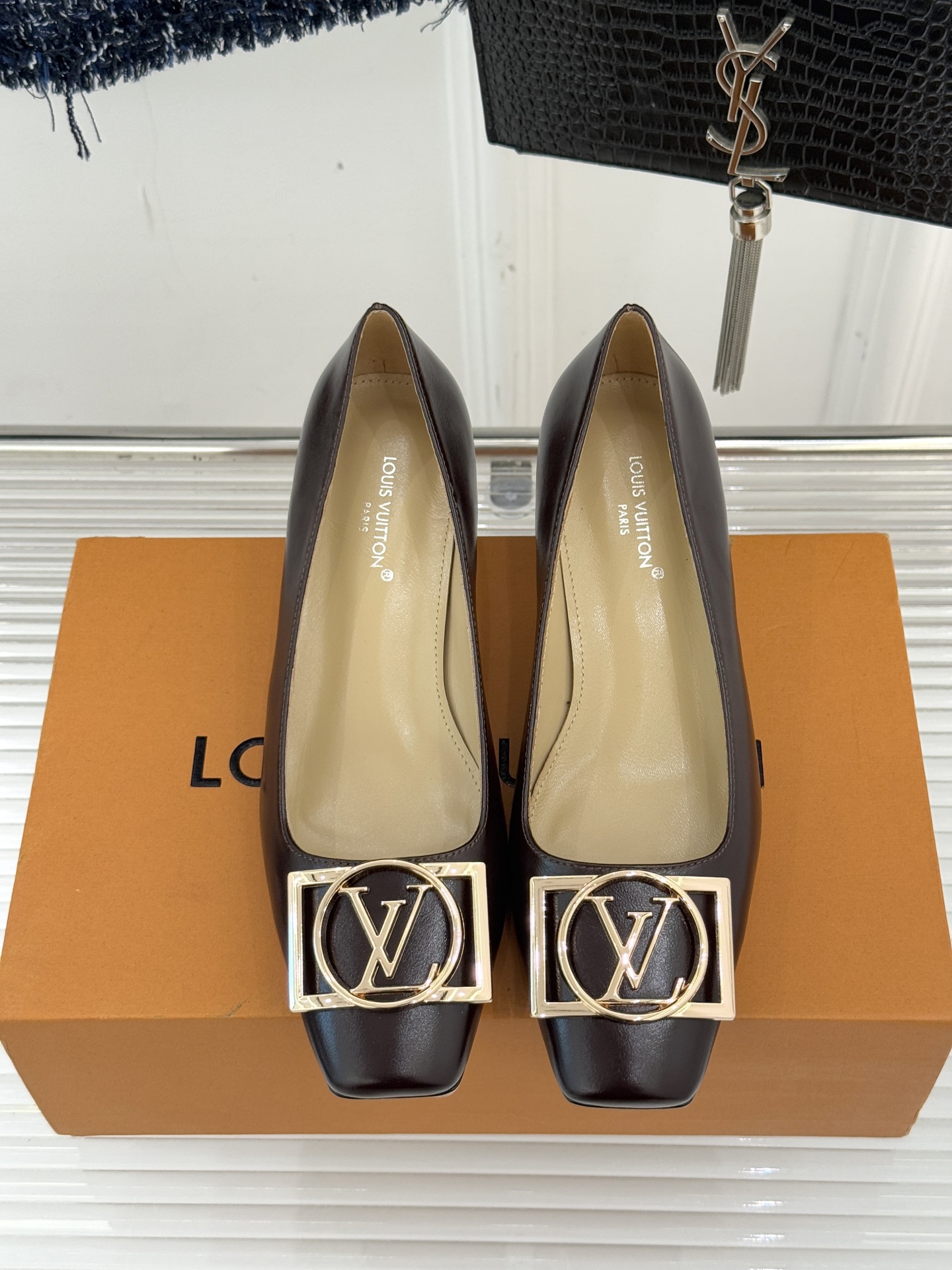 驴牌25WF秋冬新品方扣方头高跟鞋单鞋当lv的硬箱基因邂逅现代鞋履美学方扣方头高跟鞋单鞋以凝练线条将品牌