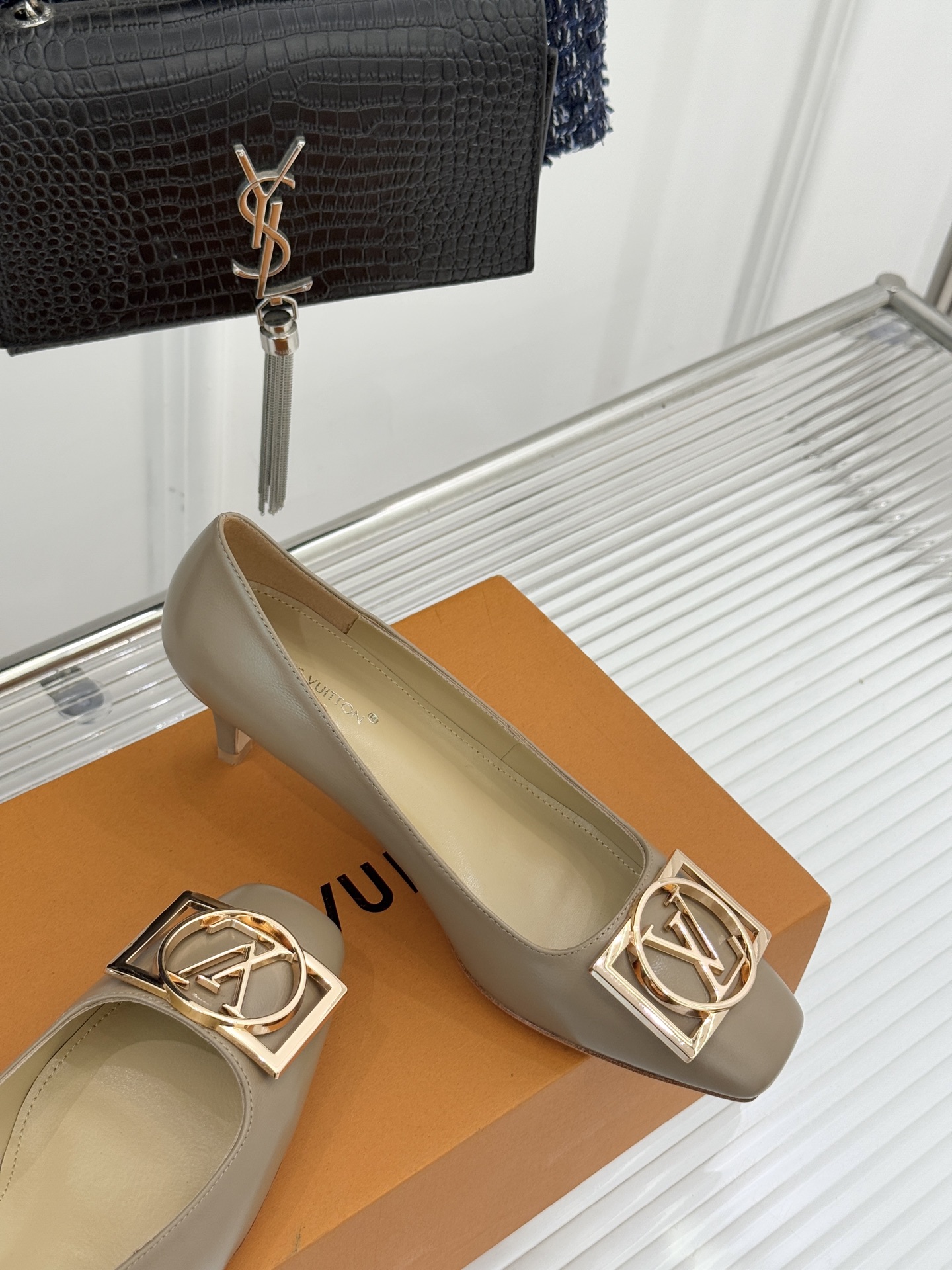 驴牌25WF秋冬新品方扣方头高跟鞋单鞋当lv的硬箱基因邂逅现代鞋履美学方扣方头高跟鞋单鞋以凝练线条将品牌