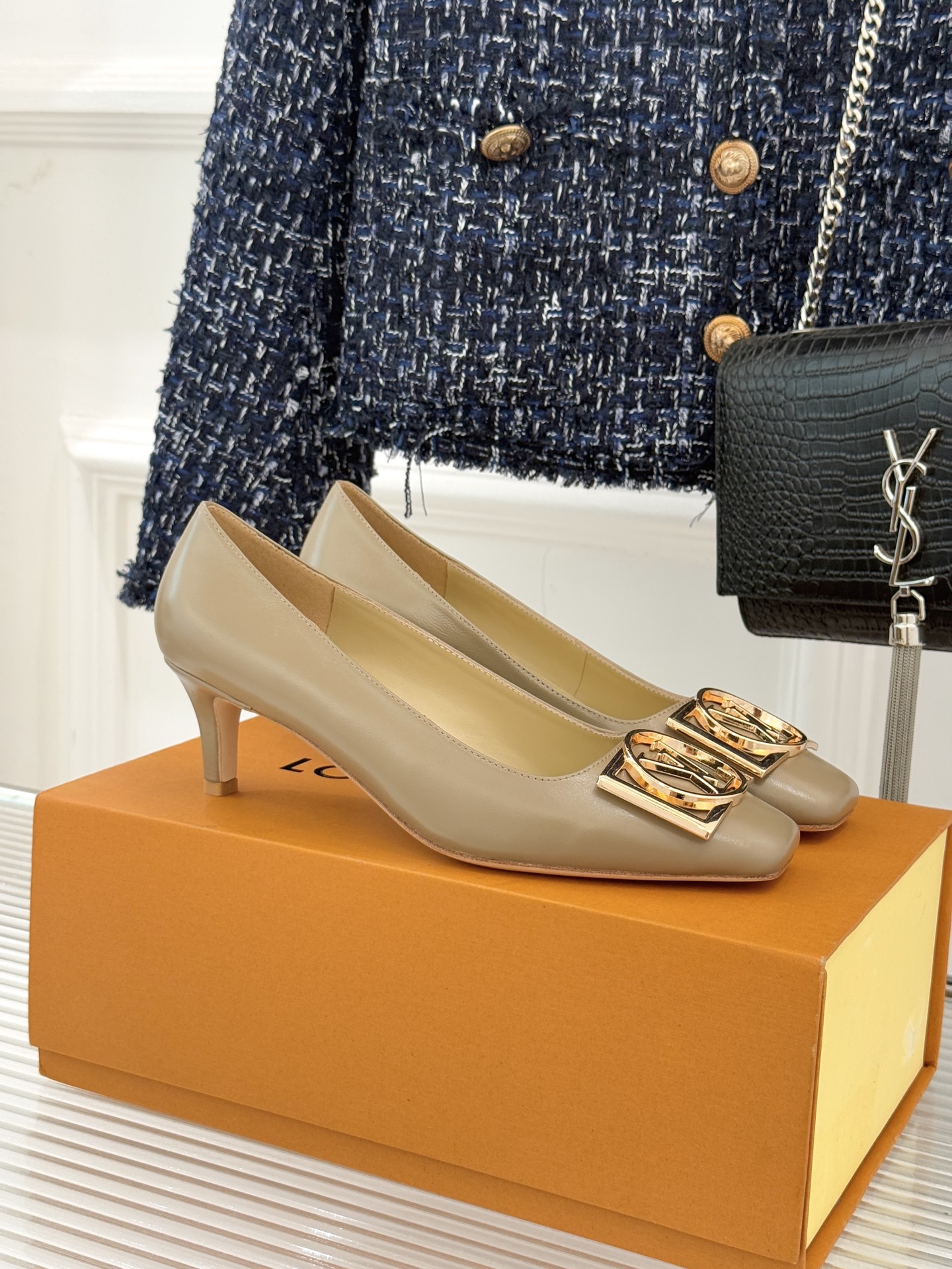 驴牌25WF秋冬新品方扣方头高跟鞋单鞋当lv的硬箱基因邂逅现代鞋履美学方扣方头高跟鞋单鞋以凝练线条将品牌