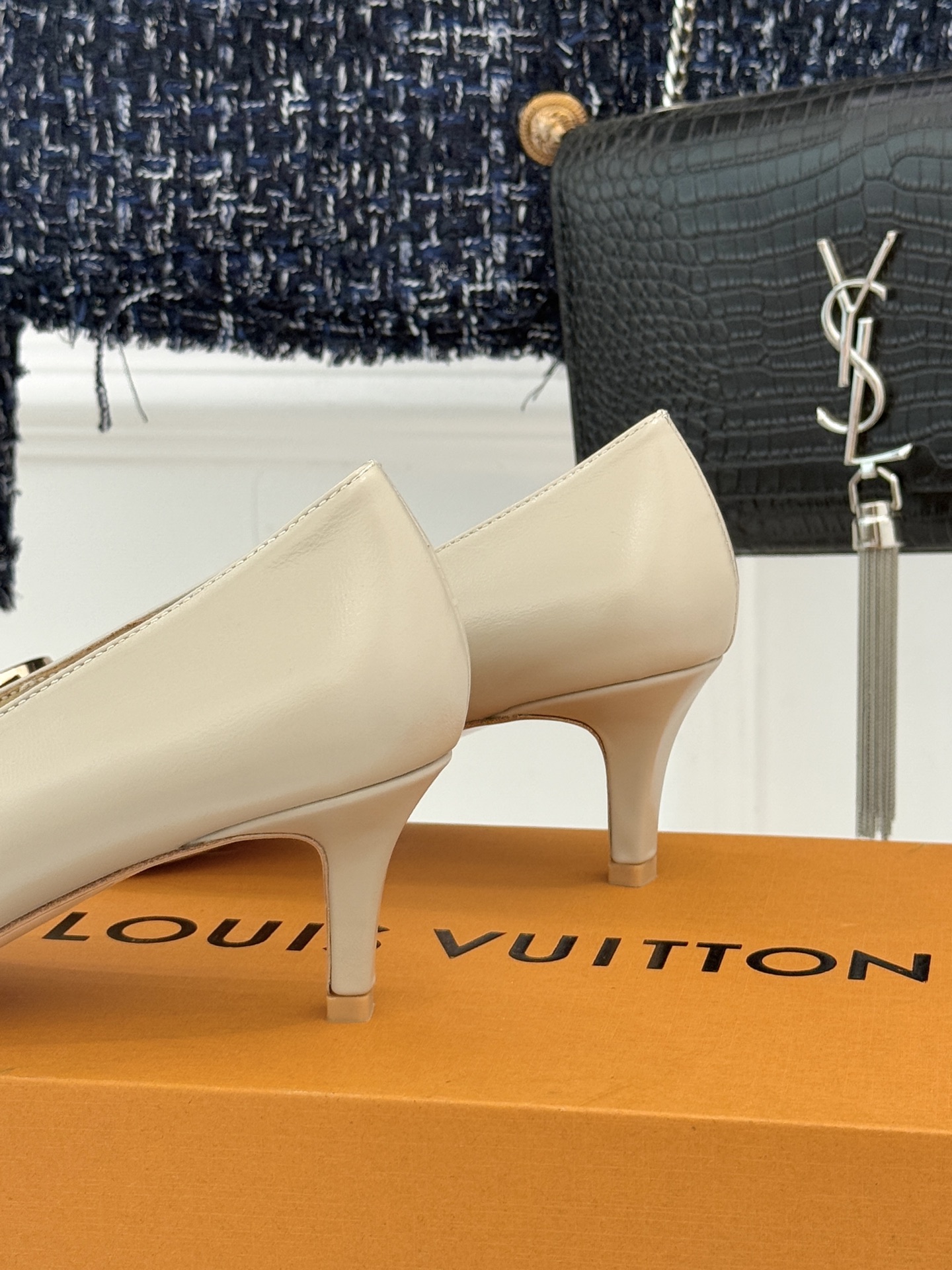 驴牌25WF秋冬新品方扣方头高跟鞋单鞋当lv的硬箱基因邂逅现代鞋履美学方扣方头高跟鞋单鞋以凝练线条将品牌