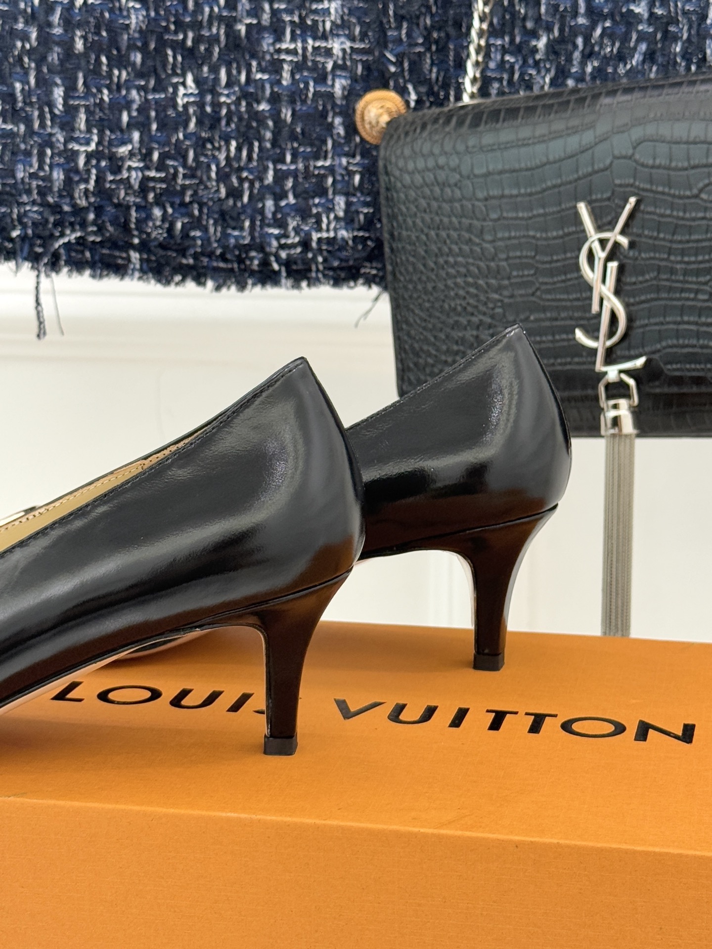 驴牌25WF秋冬新品方扣方头高跟鞋单鞋当lv的硬箱基因邂逅现代鞋履美学方扣方头高跟鞋单鞋以凝练线条将品牌