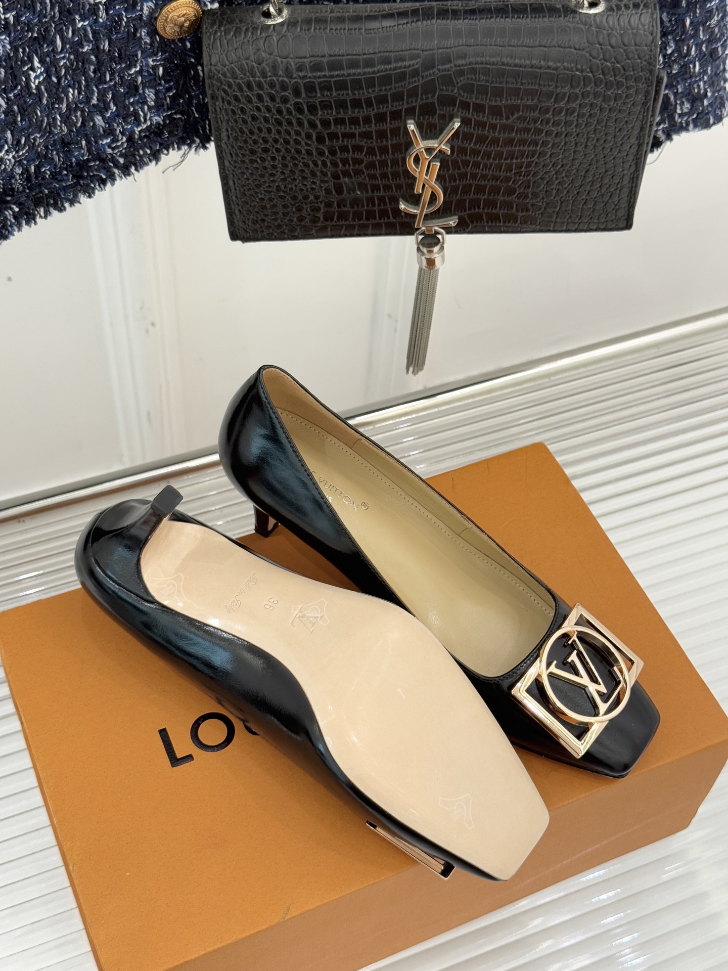 驴牌25WF秋冬新品方扣方头高跟鞋单鞋当lv的硬箱基因邂逅现代鞋履美学方扣方头高跟鞋单鞋以凝练线条将品牌