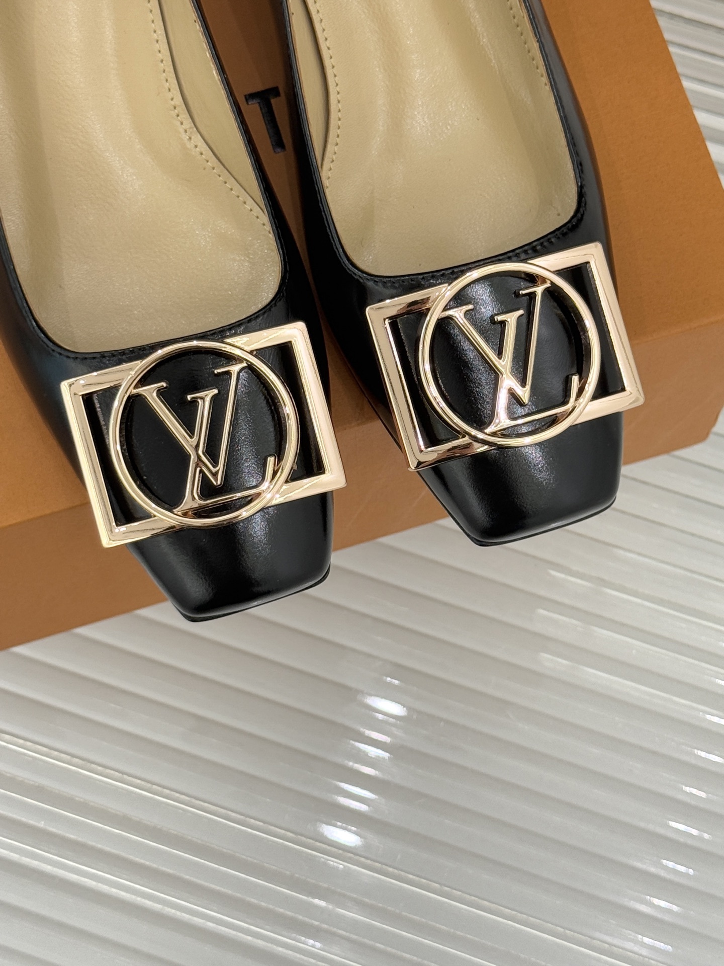 驴牌25WF秋冬新品方扣方头高跟鞋单鞋当lv的硬箱基因邂逅现代鞋履美学方扣方头高跟鞋单鞋以凝练线条将品牌