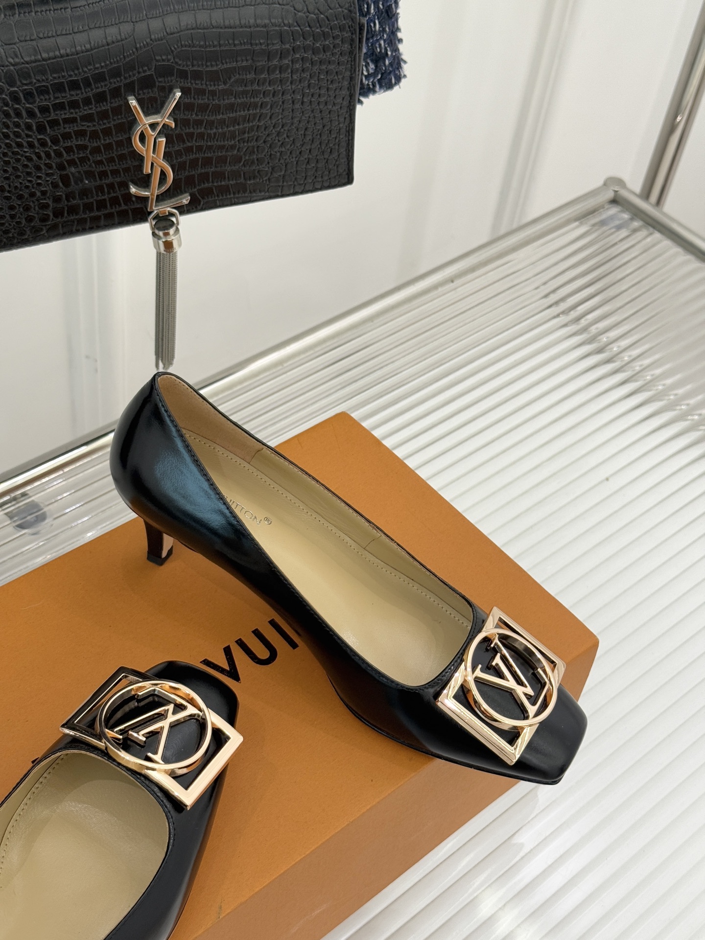 驴牌25WF秋冬新品方扣方头高跟鞋单鞋当lv的硬箱基因邂逅现代鞋履美学方扣方头高跟鞋单鞋以凝练线条将品牌