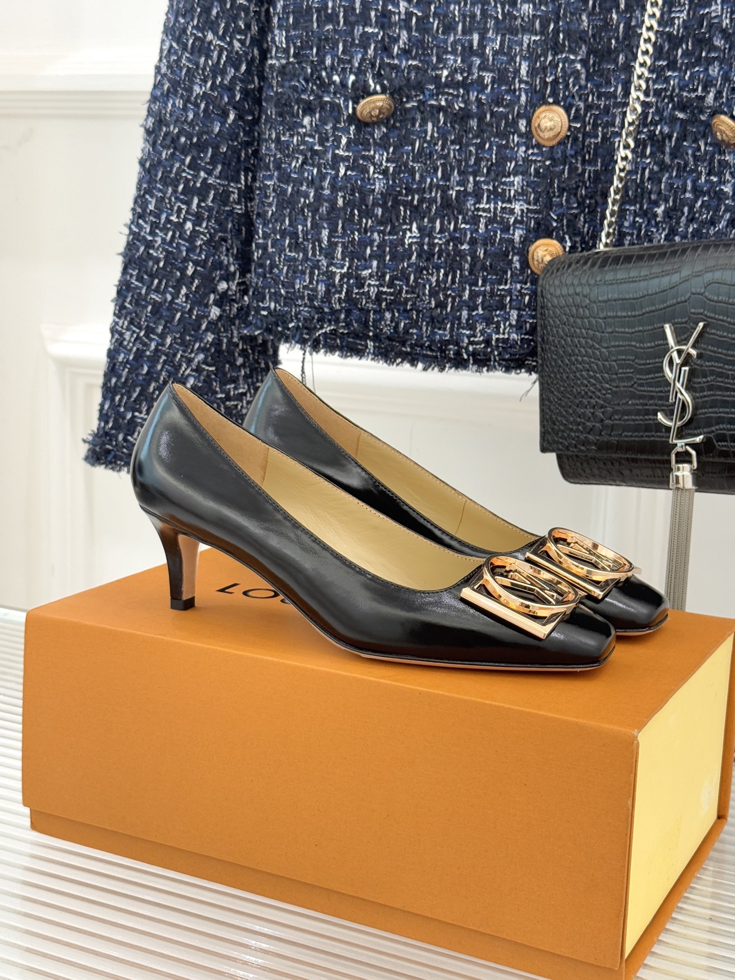 驴牌25WF秋冬新品方扣方头高跟鞋单鞋当lv的硬箱基因邂逅现代鞋履美学方扣方头高跟鞋单鞋以凝练线条将品牌