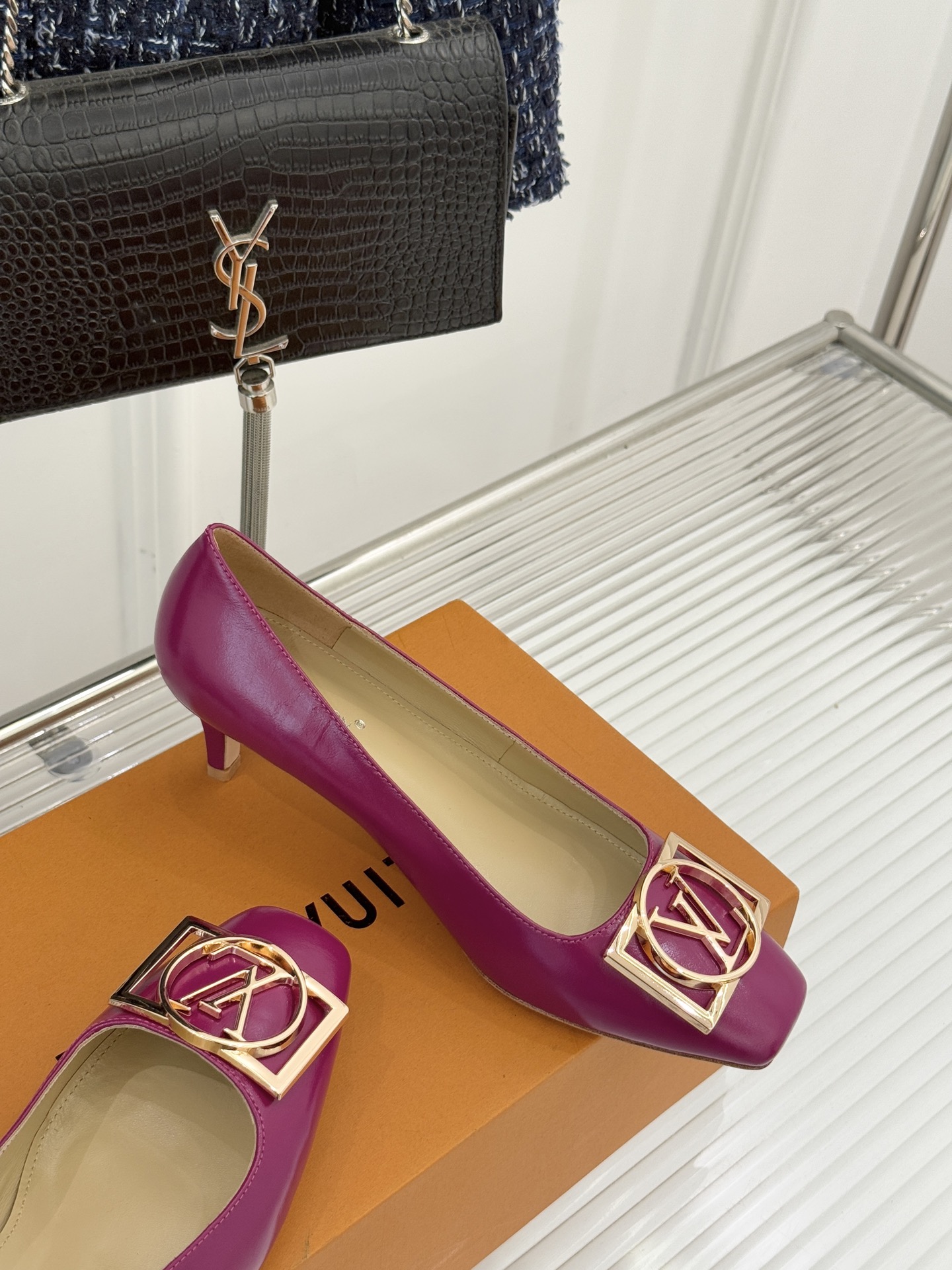 驴牌25WF秋冬新品方扣方头高跟鞋单鞋当lv的硬箱基因邂逅现代鞋履美学方扣方头高跟鞋单鞋以凝练线条将品牌