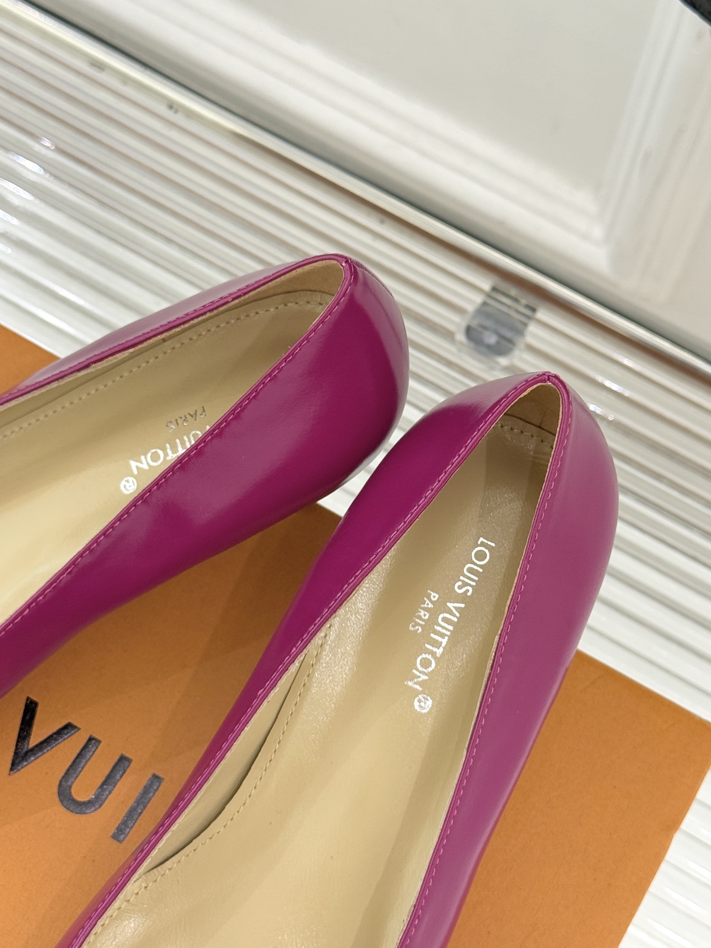 驴牌25WF秋冬新品方扣方头高跟鞋单鞋当lv的硬箱基因邂逅现代鞋履美学方扣方头高跟鞋单鞋以凝练线条将品牌