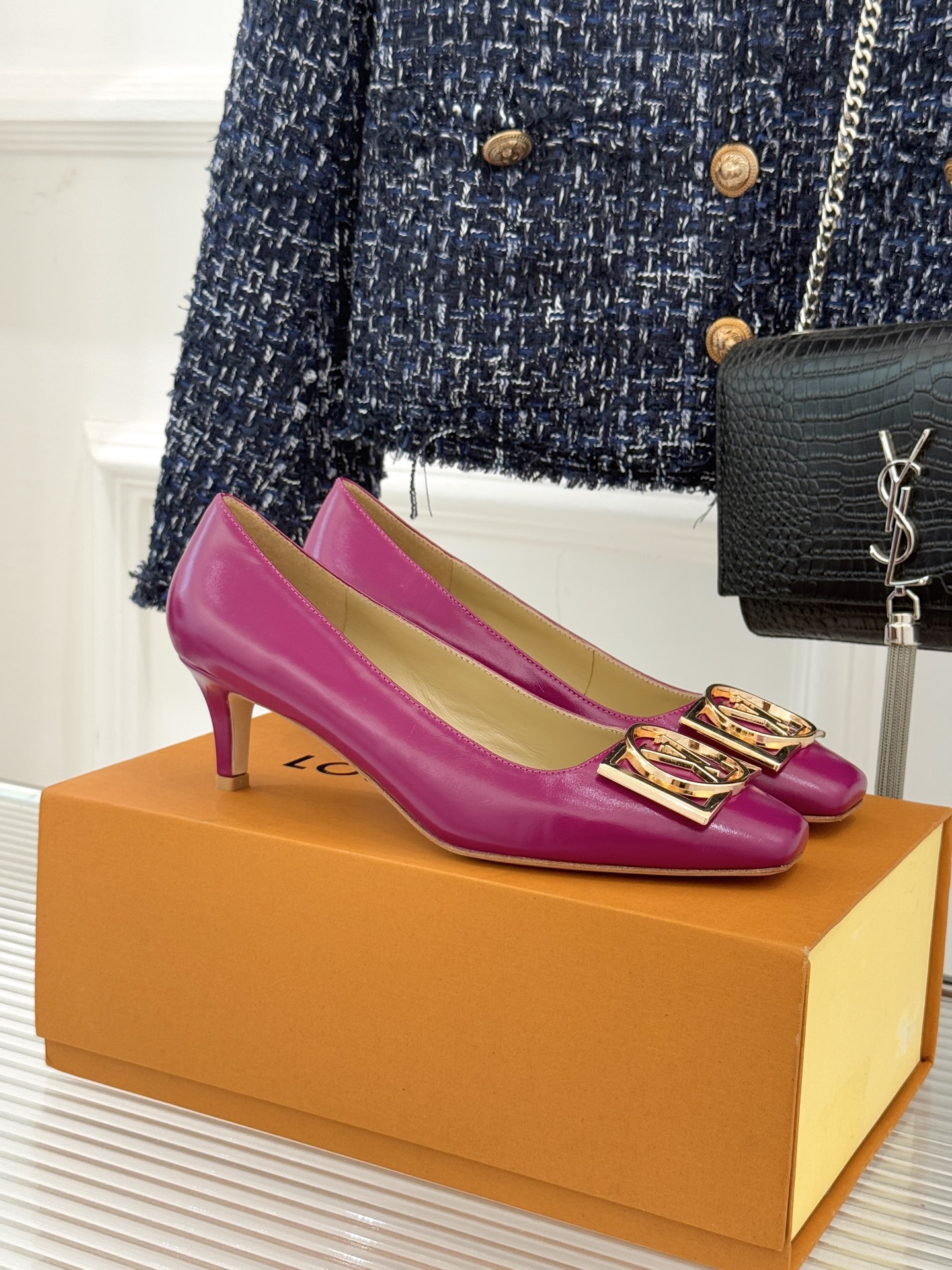 驴牌25WF秋冬新品方扣方头高跟鞋单鞋当lv的硬箱基因邂逅现代鞋履美学方扣方头高跟鞋单鞋以凝练线条将品牌