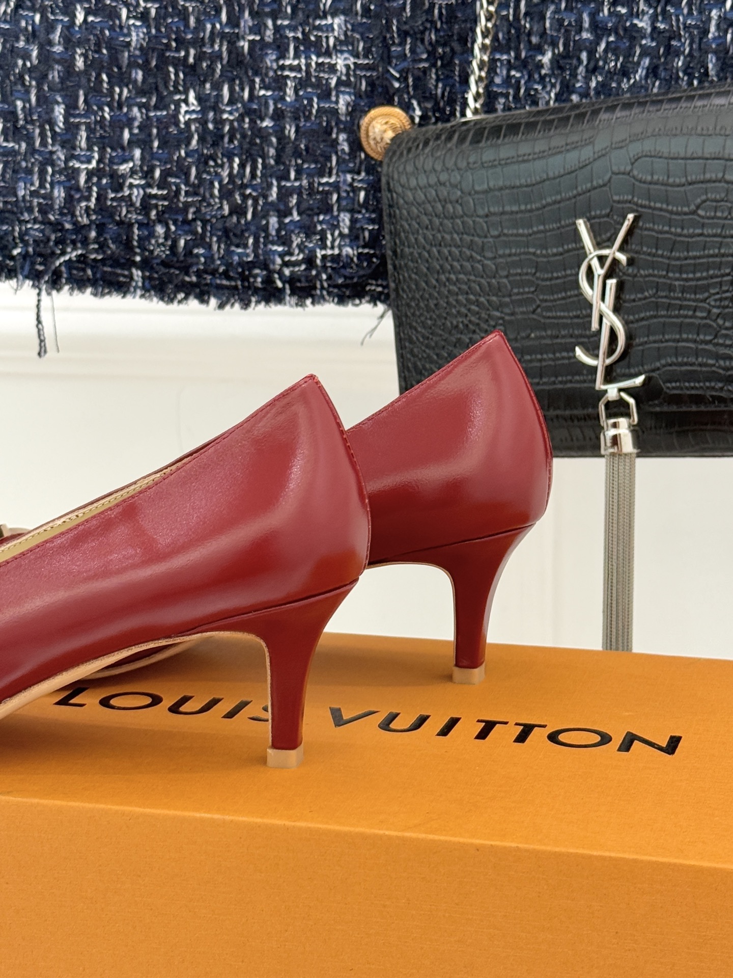 驴牌25WF秋冬新品方扣方头高跟鞋单鞋当lv的硬箱基因邂逅现代鞋履美学方扣方头高跟鞋单鞋以凝练线条将品牌