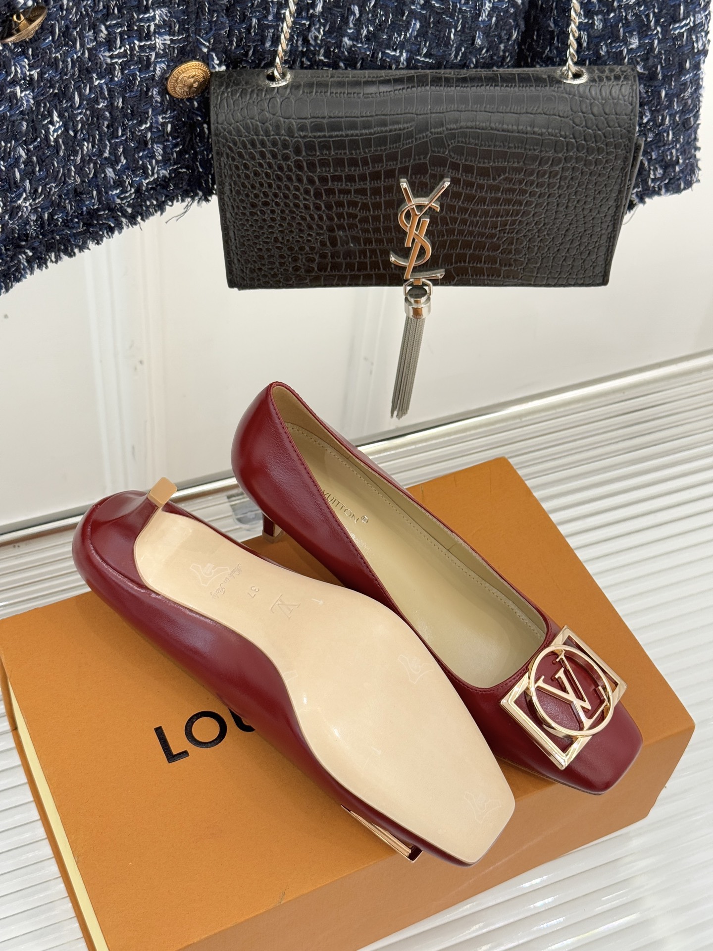 驴牌25WF秋冬新品方扣方头高跟鞋单鞋当lv的硬箱基因邂逅现代鞋履美学方扣方头高跟鞋单鞋以凝练线条将品牌