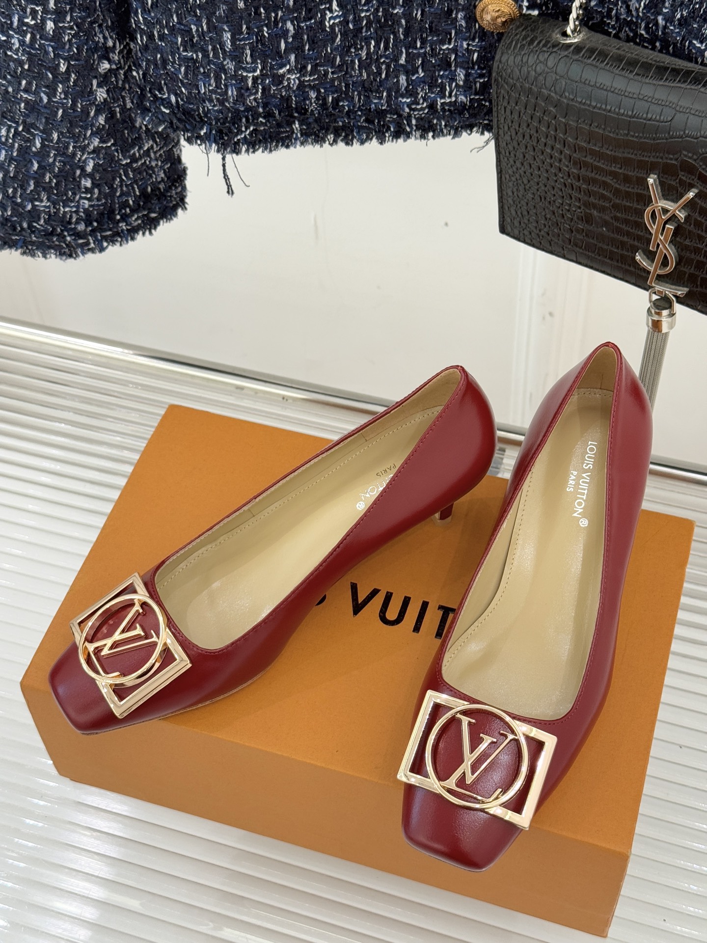 驴牌25WF秋冬新品方扣方头高跟鞋单鞋当lv的硬箱基因邂逅现代鞋履美学方扣方头高跟鞋单鞋以凝练线条将品牌