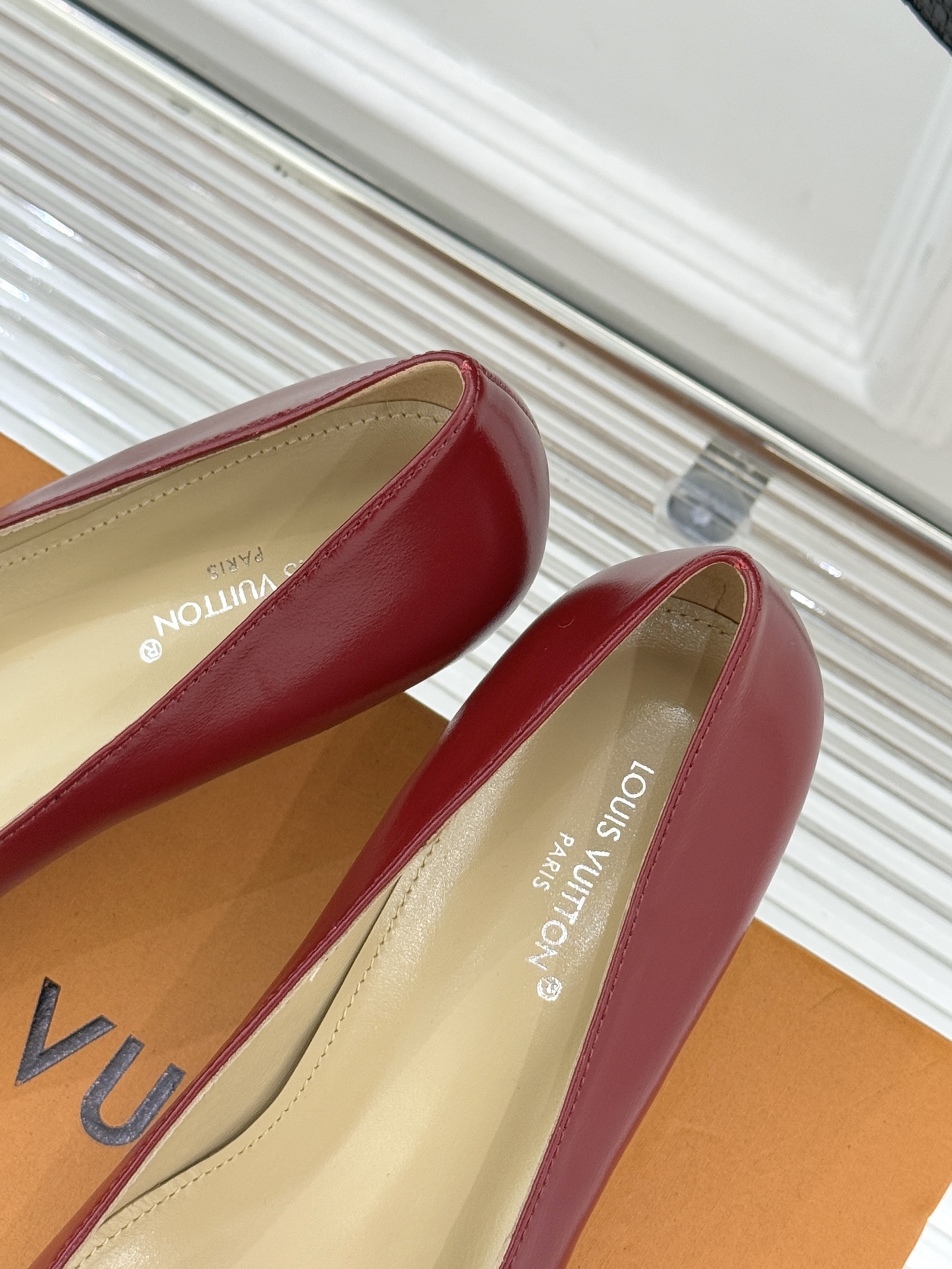 驴牌25WF秋冬新品方扣方头高跟鞋单鞋当lv的硬箱基因邂逅现代鞋履美学方扣方头高跟鞋单鞋以凝练线条将品牌