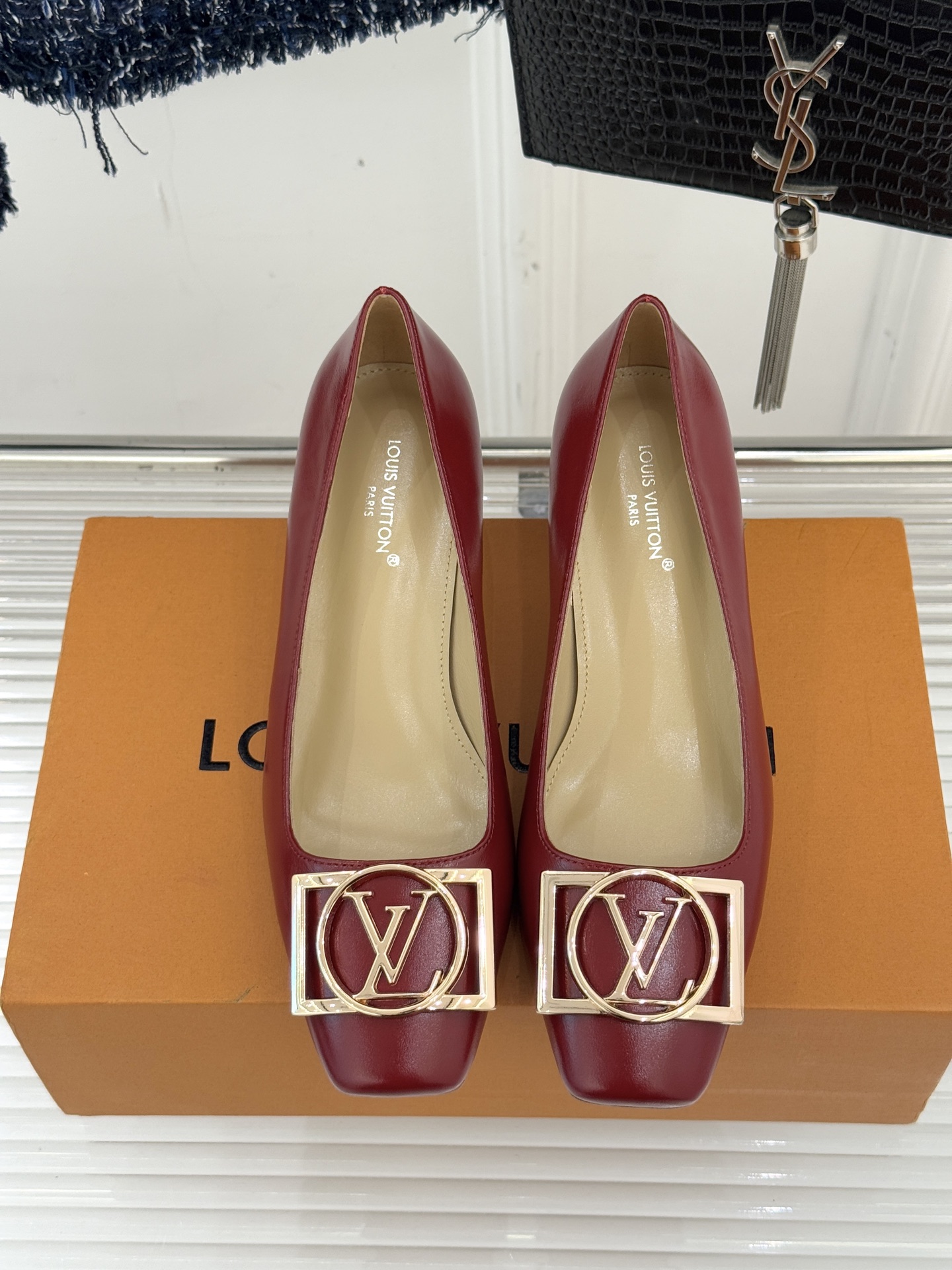 驴牌25WF秋冬新品方扣方头高跟鞋单鞋当lv的硬箱基因邂逅现代鞋履美学方扣方头高跟鞋单鞋以凝练线条将品牌