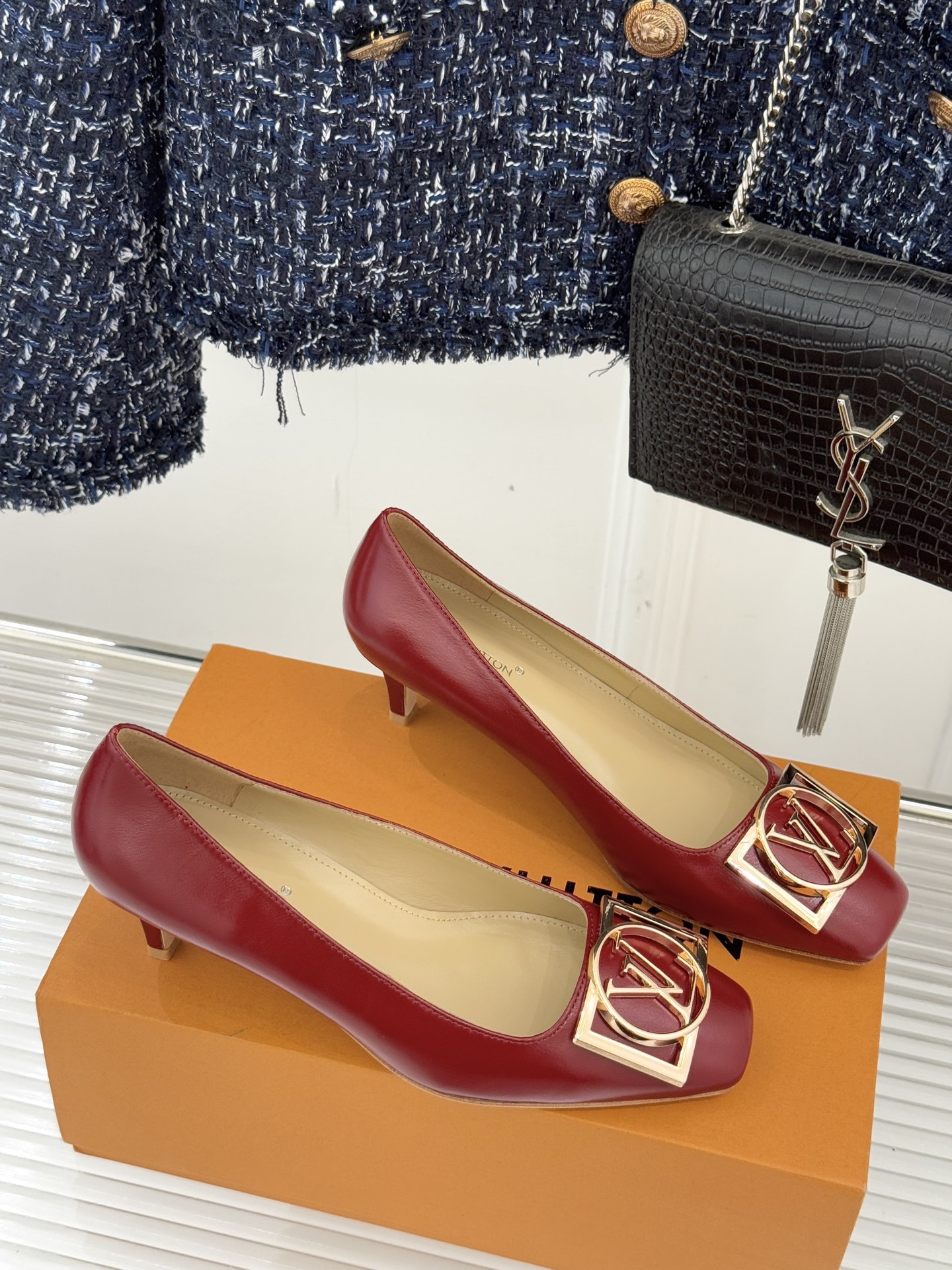 驴牌25WF秋冬新品方扣方头高跟鞋单鞋当lv的硬箱基因邂逅现代鞋履美学方扣方头高跟鞋单鞋以凝练线条将品牌