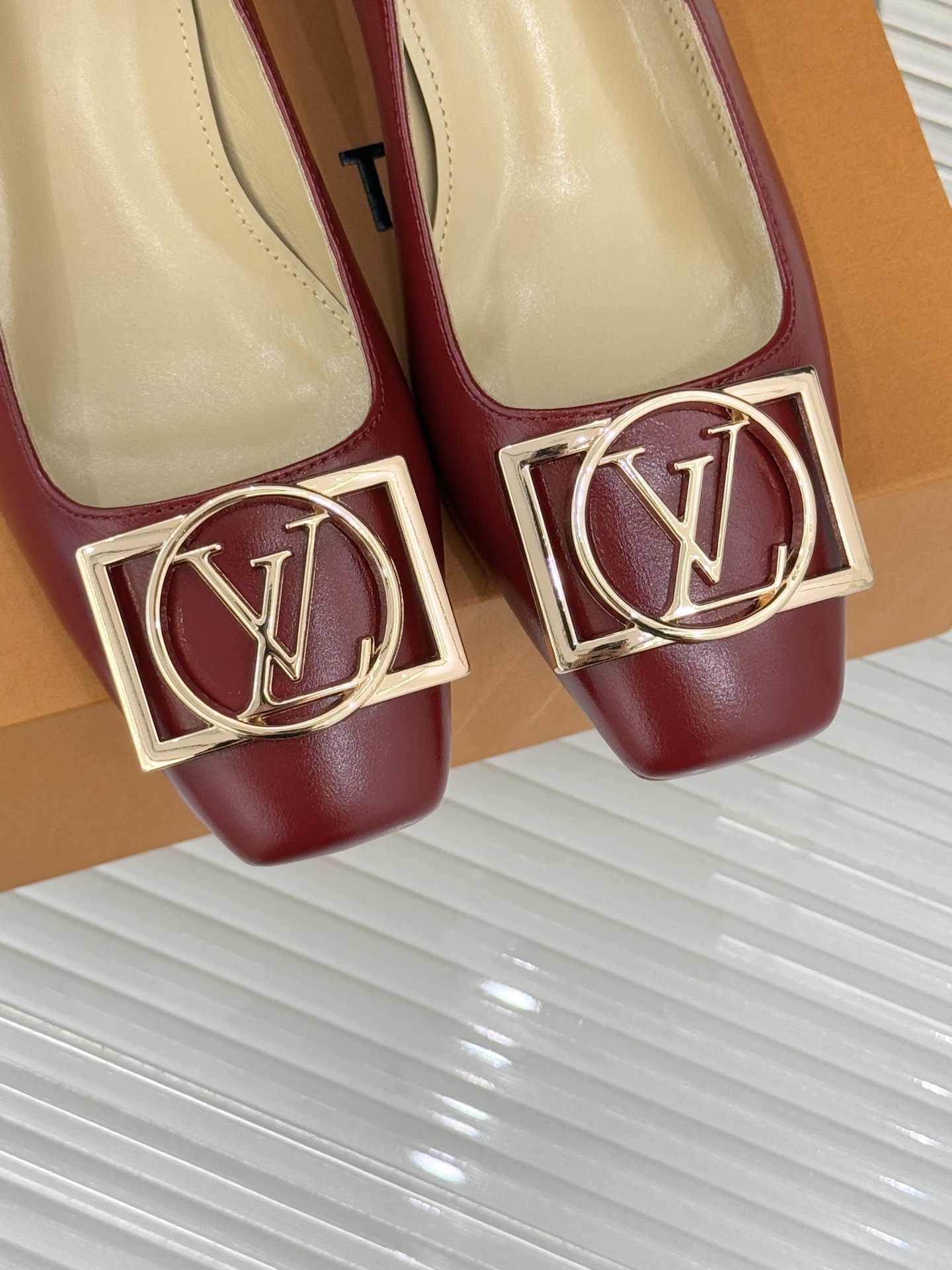 驴牌25WF秋冬新品方扣方头高跟鞋单鞋当lv的硬箱基因邂逅现代鞋履美学方扣方头高跟鞋单鞋以凝练线条将品牌