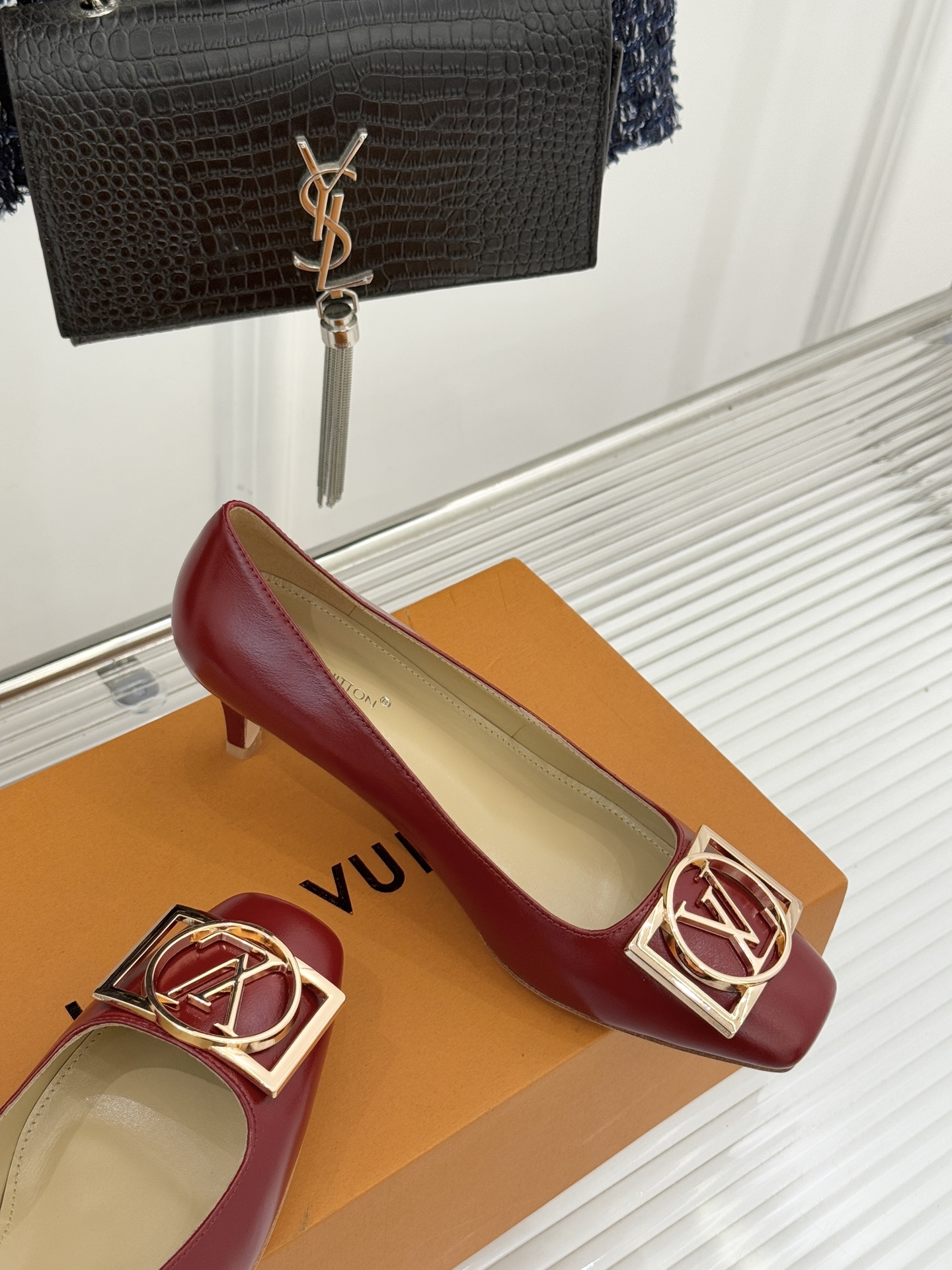 驴牌25WF秋冬新品方扣方头高跟鞋单鞋当lv的硬箱基因邂逅现代鞋履美学方扣方头高跟鞋单鞋以凝练线条将品牌