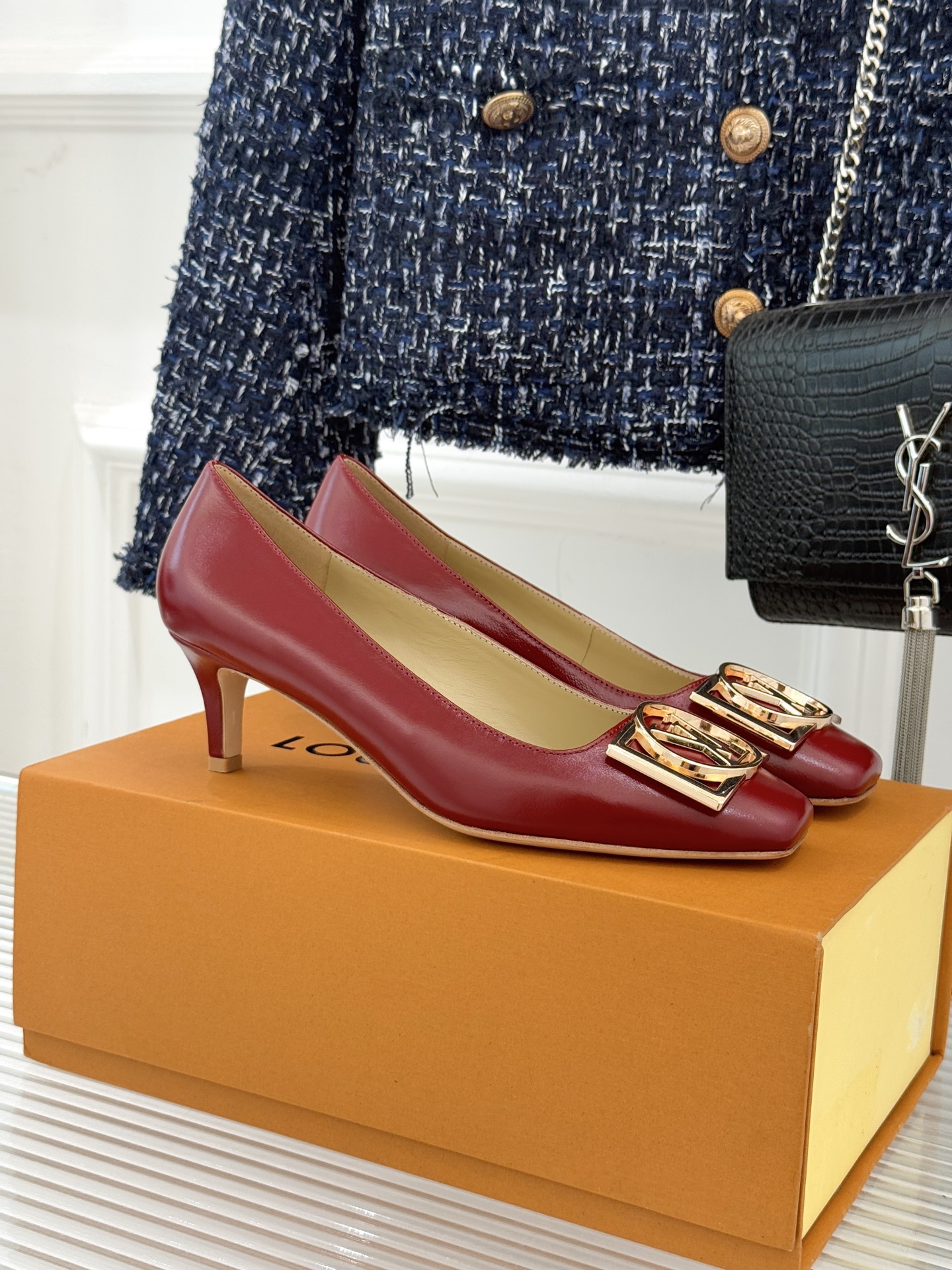 驴牌25WF秋冬新品方扣方头高跟鞋单鞋当lv的硬箱基因邂逅现代鞋履美学方扣方头高跟鞋单鞋以凝练线条将品牌