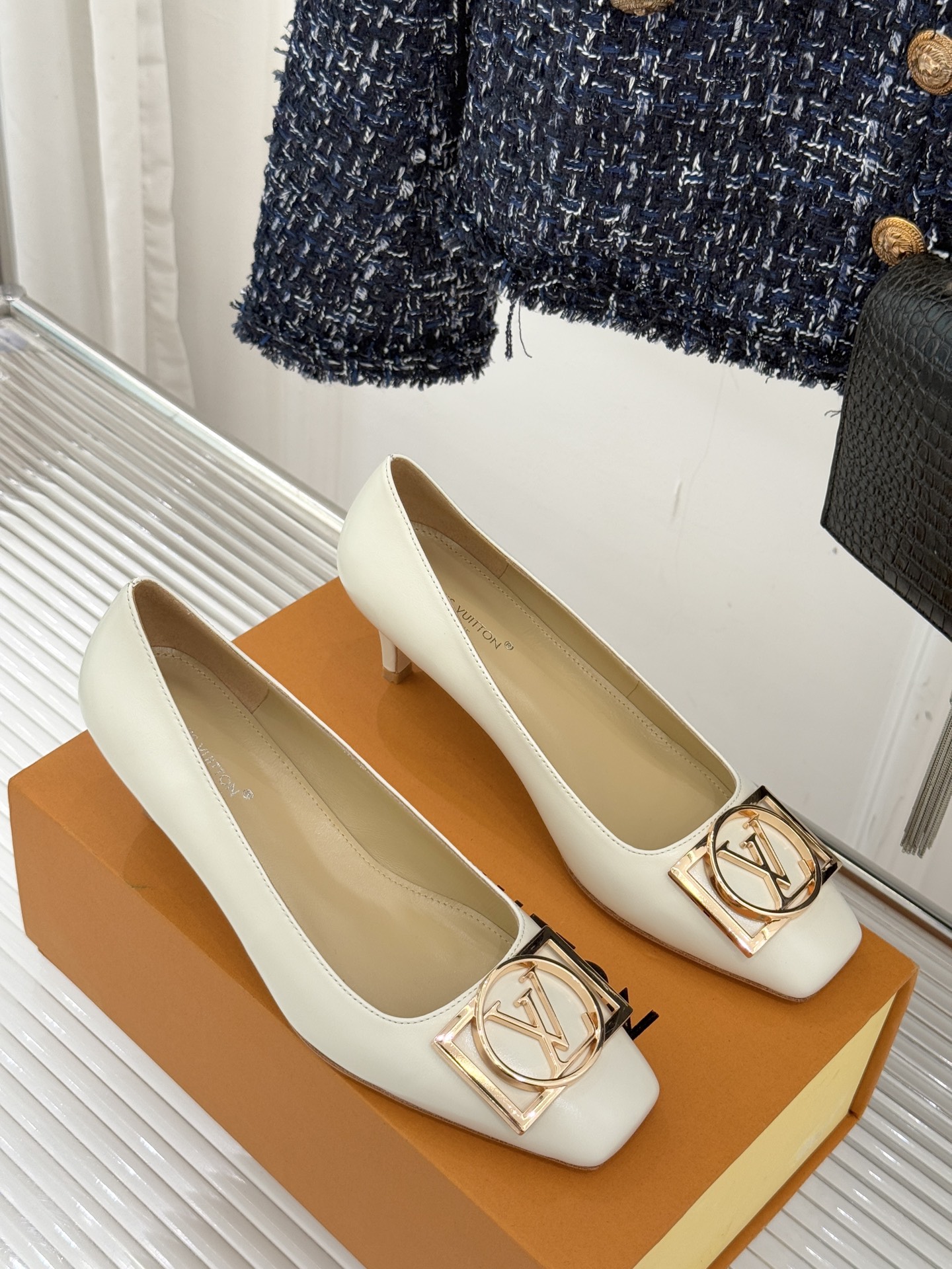 驴牌25WF秋冬新品方扣方头高跟鞋单鞋当lv的硬箱基因邂逅现代鞋履美学方扣方头高跟鞋单鞋以凝练线条将品牌