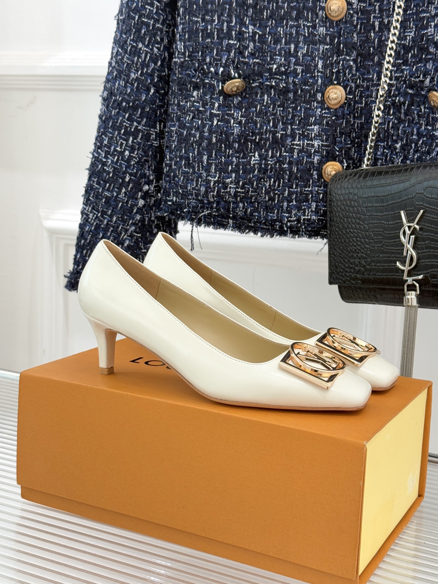 驴牌25WF秋冬新品方扣方头高跟鞋单鞋当lv的硬箱基因邂逅现代鞋履美学方扣方头高跟鞋单鞋以凝练线条将品牌