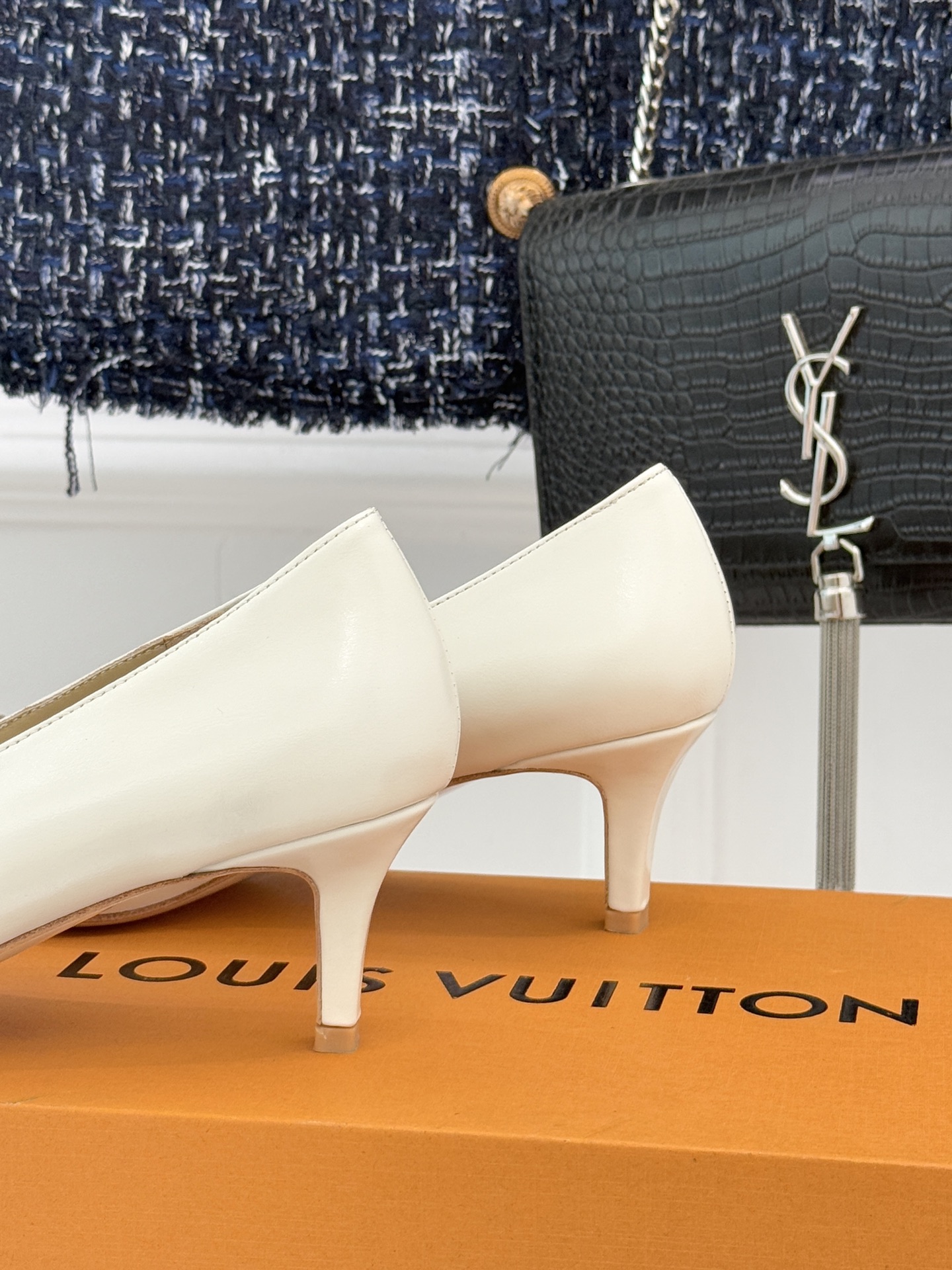 驴牌25WF秋冬新品方扣方头高跟鞋单鞋当lv的硬箱基因邂逅现代鞋履美学方扣方头高跟鞋单鞋以凝练线条将品牌