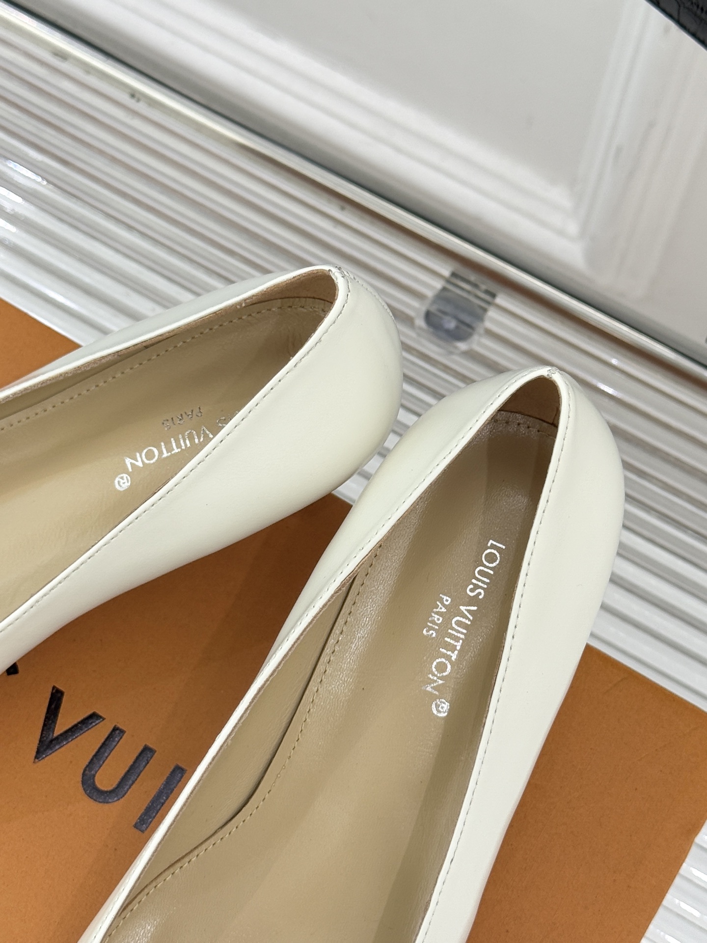 驴牌25WF秋冬新品方扣方头高跟鞋单鞋当lv的硬箱基因邂逅现代鞋履美学方扣方头高跟鞋单鞋以凝练线条将品牌