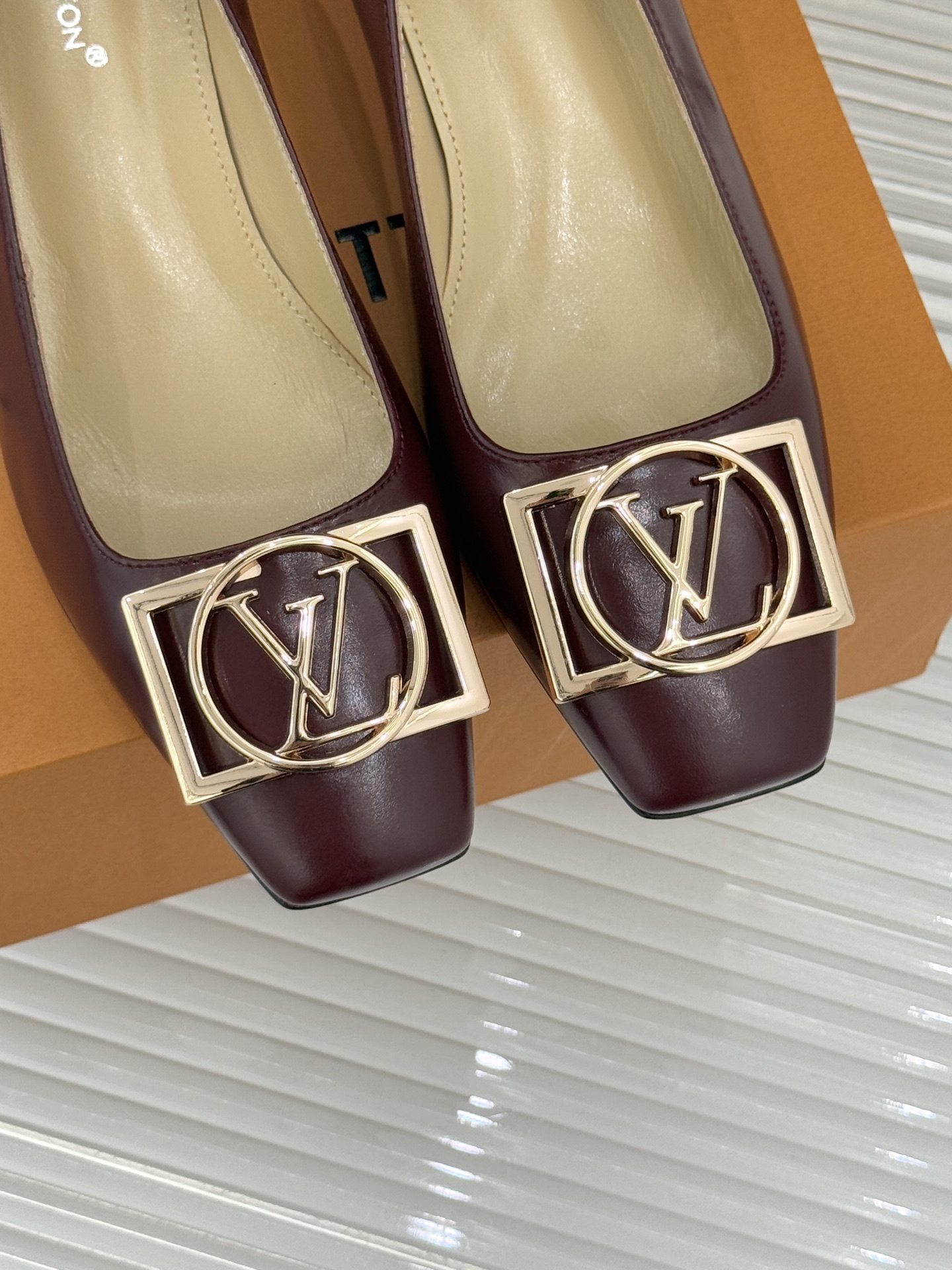 驴牌25WF秋冬新品方扣方头高跟鞋单鞋当lv的硬箱基因邂逅现代鞋履美学方扣方头高跟鞋单鞋以凝练线条将品牌