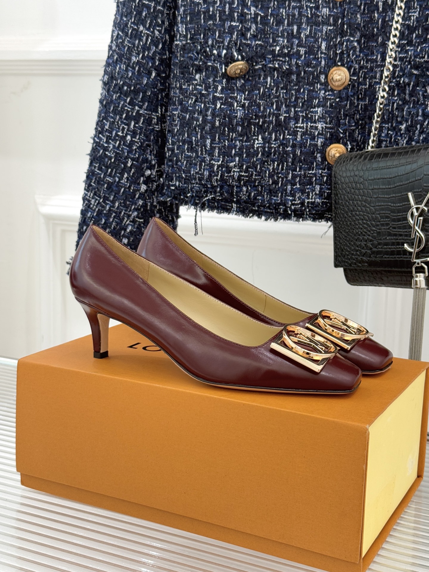 驴牌25WF秋冬新品方扣方头高跟鞋单鞋当lv的硬箱基因邂逅现代鞋履美学方扣方头高跟鞋单鞋以凝练线条将品牌