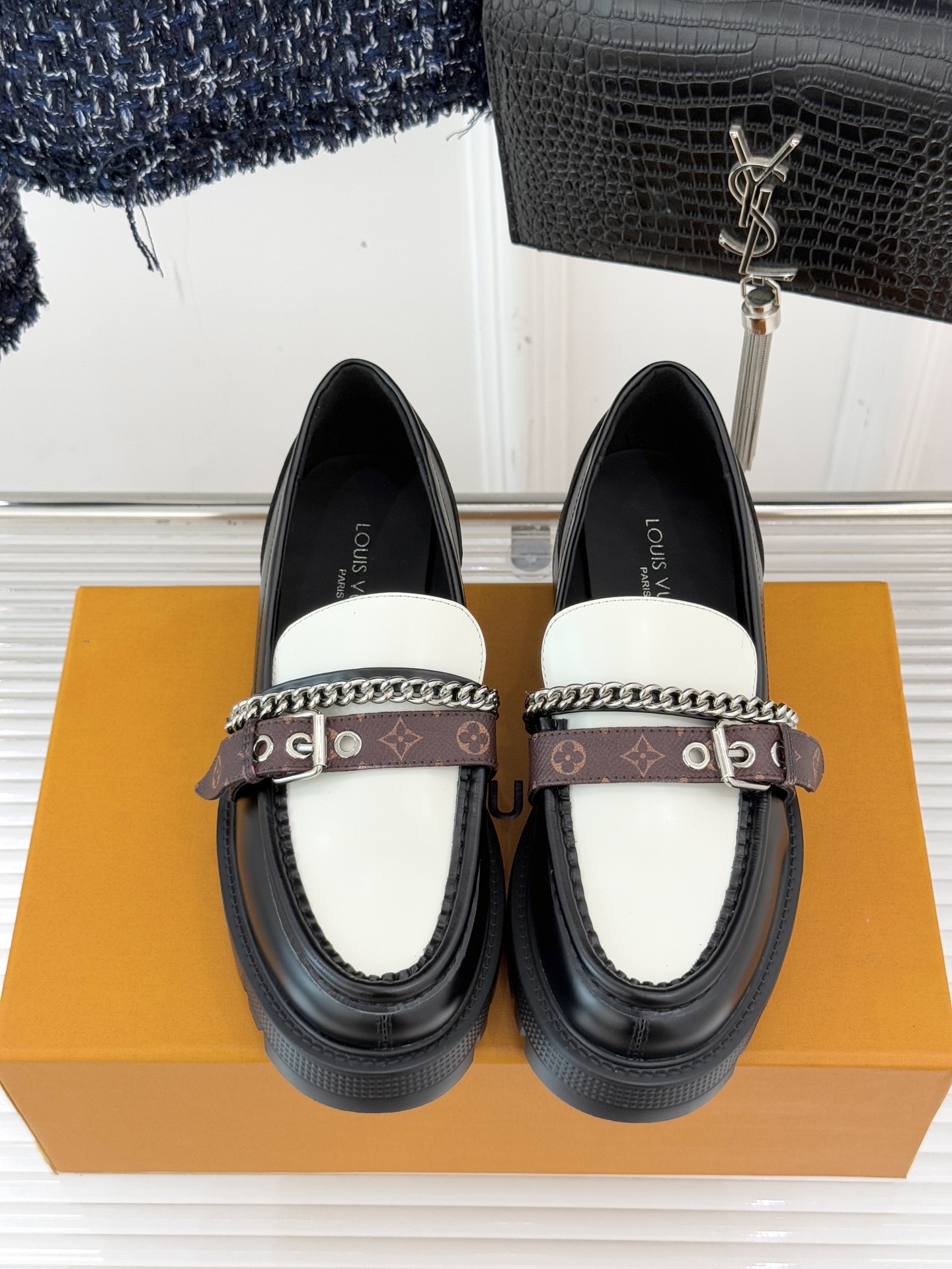 L*V驴牌25WF春夏新品老花皮带链条厚底乐福鞋当老花图腾邂逅工装锋芒这款乐福鞋以跨界巧思重构经典。老花