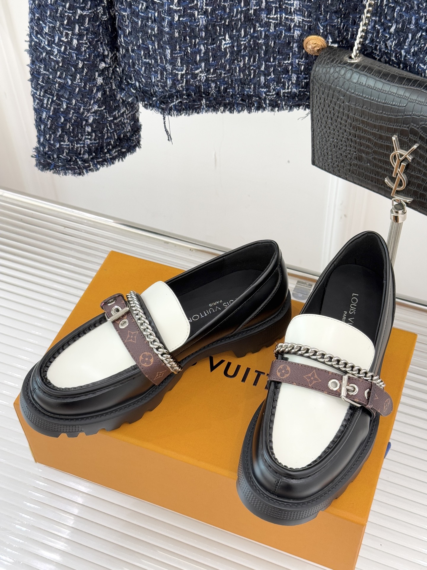 L*V驴牌25WF春夏新品老花皮带链条厚底乐福鞋当老花图腾邂逅工装锋芒这款乐福鞋以跨界巧思重构经典。老花