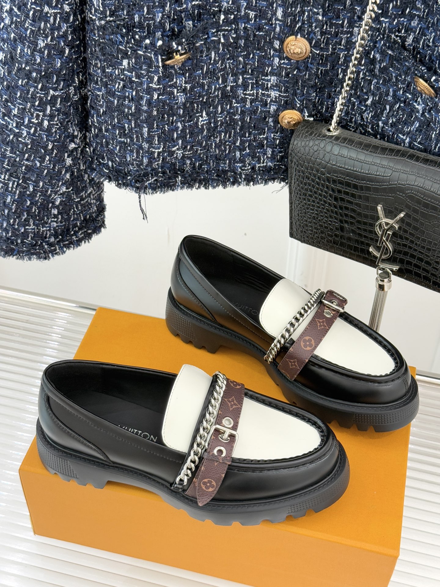 L*V驴牌25WF春夏新品老花皮带链条厚底乐福鞋当老花图腾邂逅工装锋芒这款乐福鞋以跨界巧思重构经典。老花