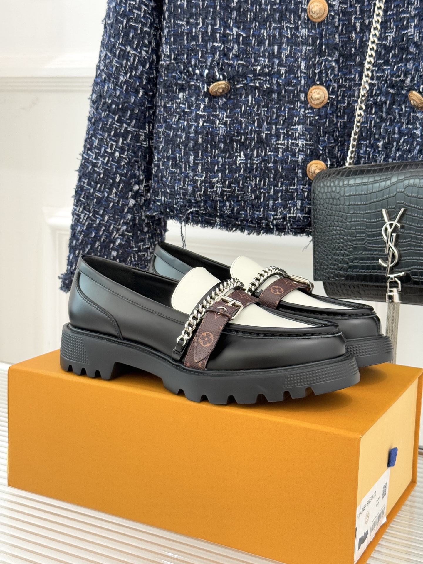 NO:560156,Top new product of Donkey brand, classic presbyopic belt chain thick-soled loafers, super durable, the details are amazing, very comfortable on the feet, the fabric is made of original customized calfskin, the inner foot pads are all sheepskin, the original molded custom anti-slip outsole size35-41 [40/41 customization], loafers, louis vuitton, loafers, cowhide, sheepskin19860909顶级驴牌新品 经典老花皮带链条厚底乐福鞋 超级耐看 细节好到爆 上脚非常舒适 面料采用原版定制小牛皮 内里垫脚均为羊皮 原版开模定制防滑大底 size35-41 [40/41定制],乐福鞋,louis vuitton,loafers,cowhide,sheepskin,Women's Shoes