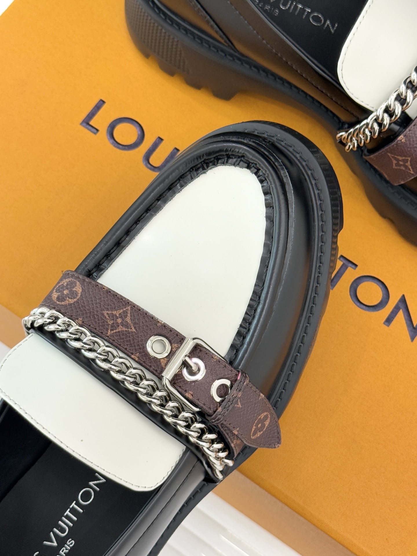 L*V驴牌25WF春夏新品老花皮带链条厚底乐福鞋当老花图腾邂逅工装锋芒这款乐福鞋以跨界巧思重构经典。老花