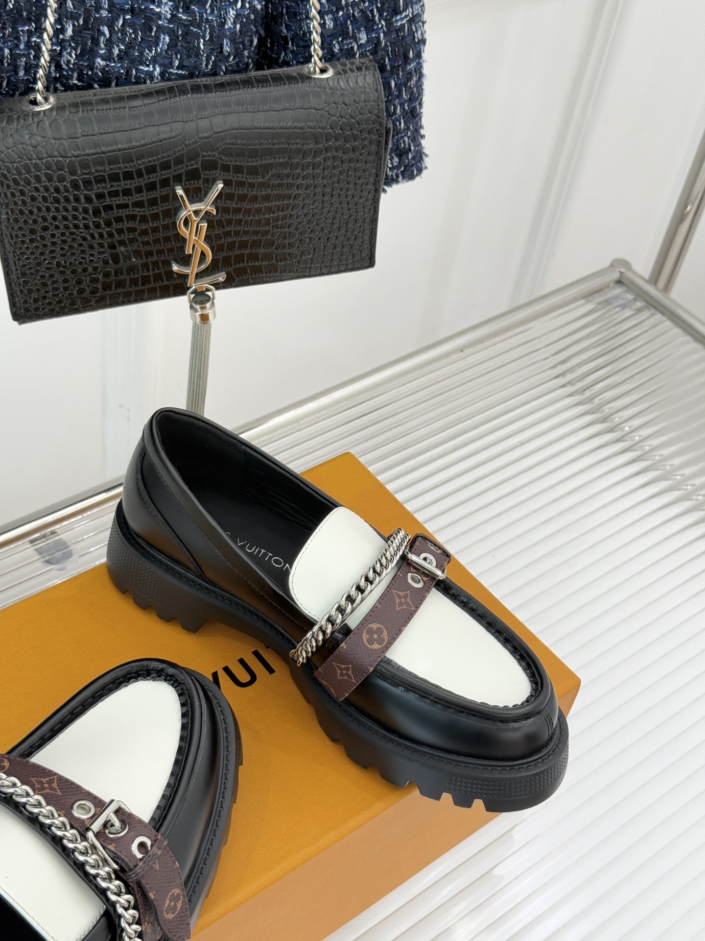 L*V驴牌25WF春夏新品老花皮带链条厚底乐福鞋当老花图腾邂逅工装锋芒这款乐福鞋以跨界巧思重构经典。老花