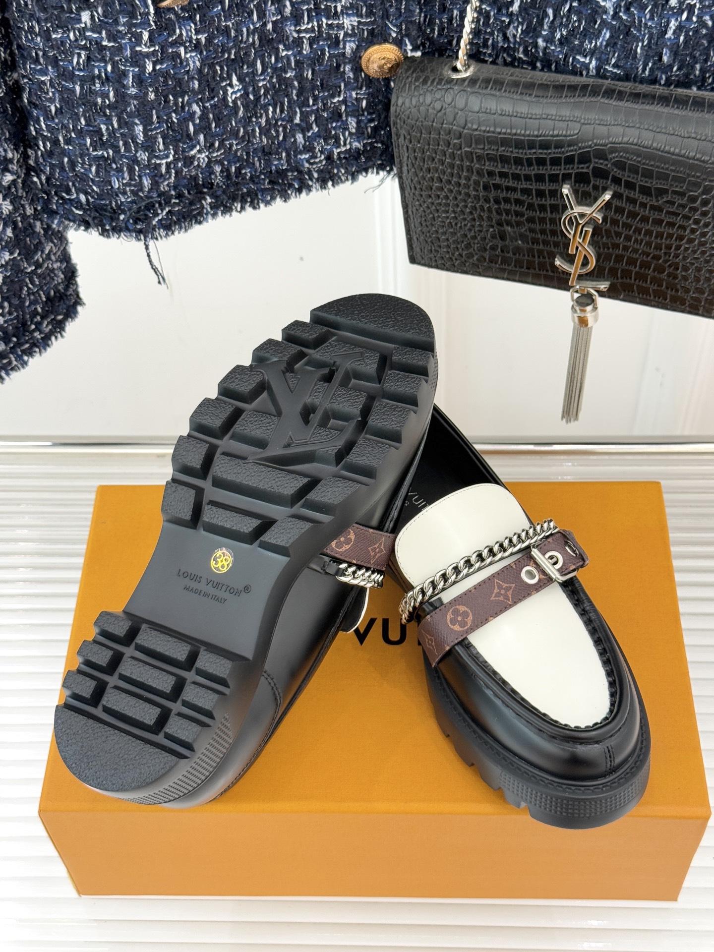 L*V驴牌25WF春夏新品老花皮带链条厚底乐福鞋当老花图腾邂逅工装锋芒这款乐福鞋以跨界巧思重构经典。老花