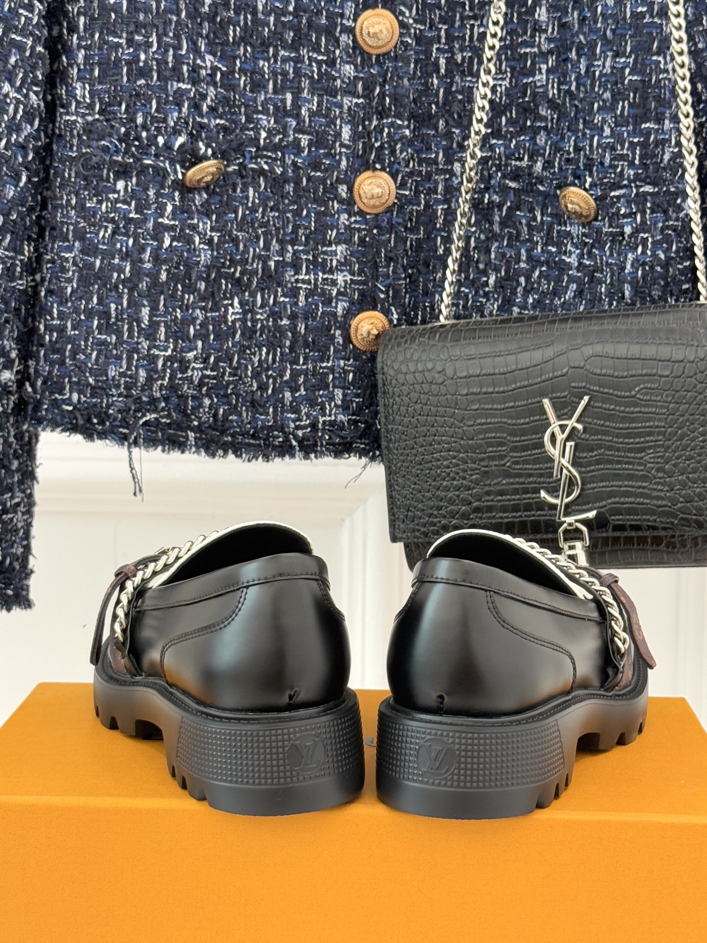 L*V驴牌25WF春夏新品老花皮带链条厚底乐福鞋当老花图腾邂逅工装锋芒这款乐福鞋以跨界巧思重构经典。老花