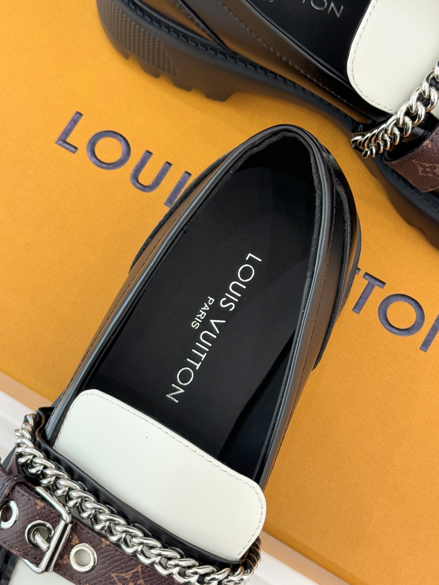 L*V驴牌25WF春夏新品老花皮带链条厚底乐福鞋当老花图腾邂逅工装锋芒这款乐福鞋以跨界巧思重构经典。老花