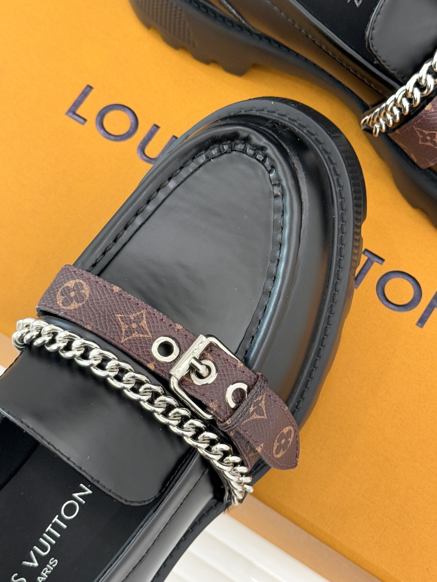 L*V驴牌25WF春夏新品老花皮带链条厚底乐福鞋当老花图腾邂逅工装锋芒这款乐福鞋以跨界巧思重构经典。老花