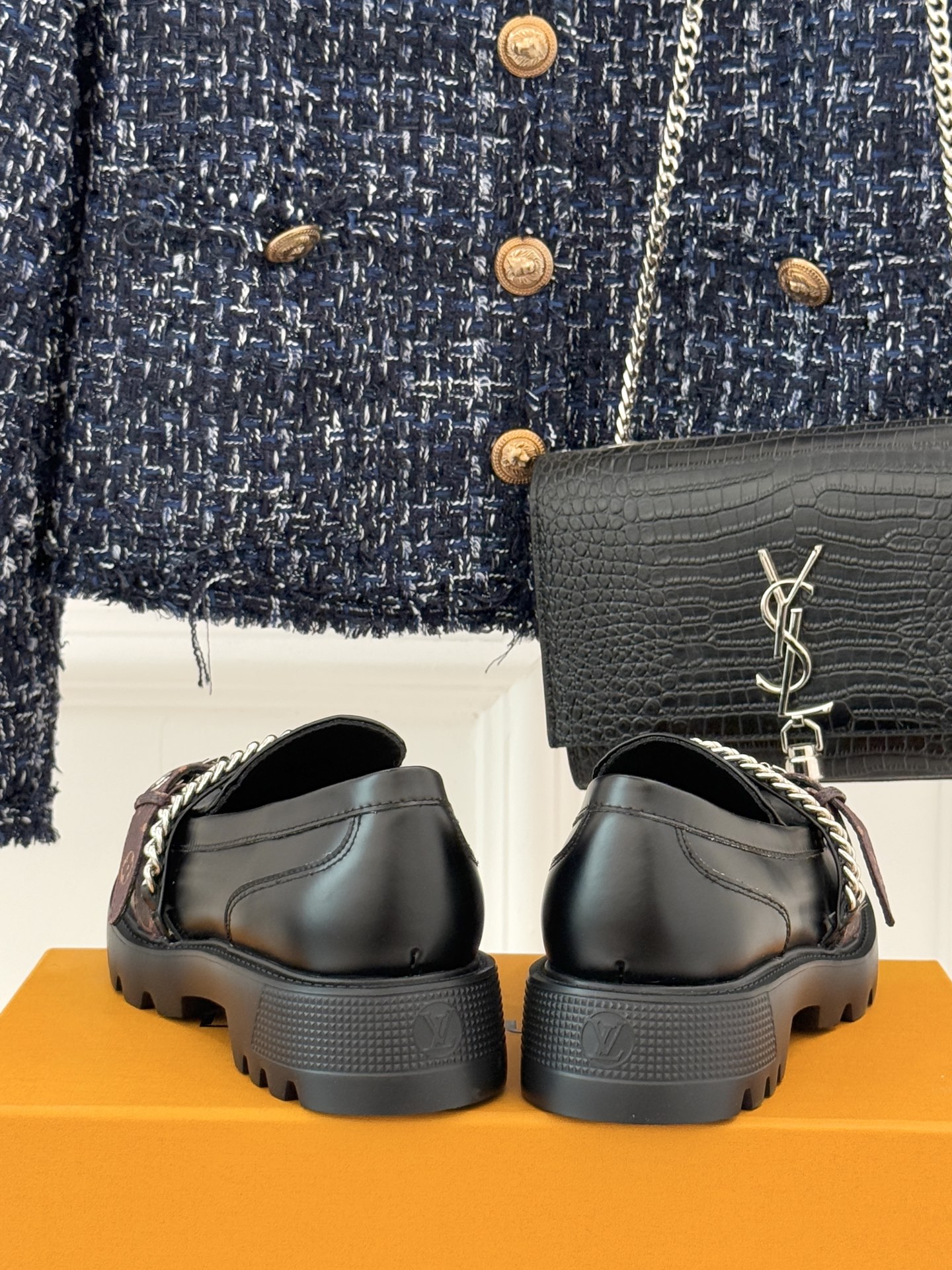 L*V驴牌25WF春夏新品老花皮带链条厚底乐福鞋当老花图腾邂逅工装锋芒这款乐福鞋以跨界巧思重构经典。老花