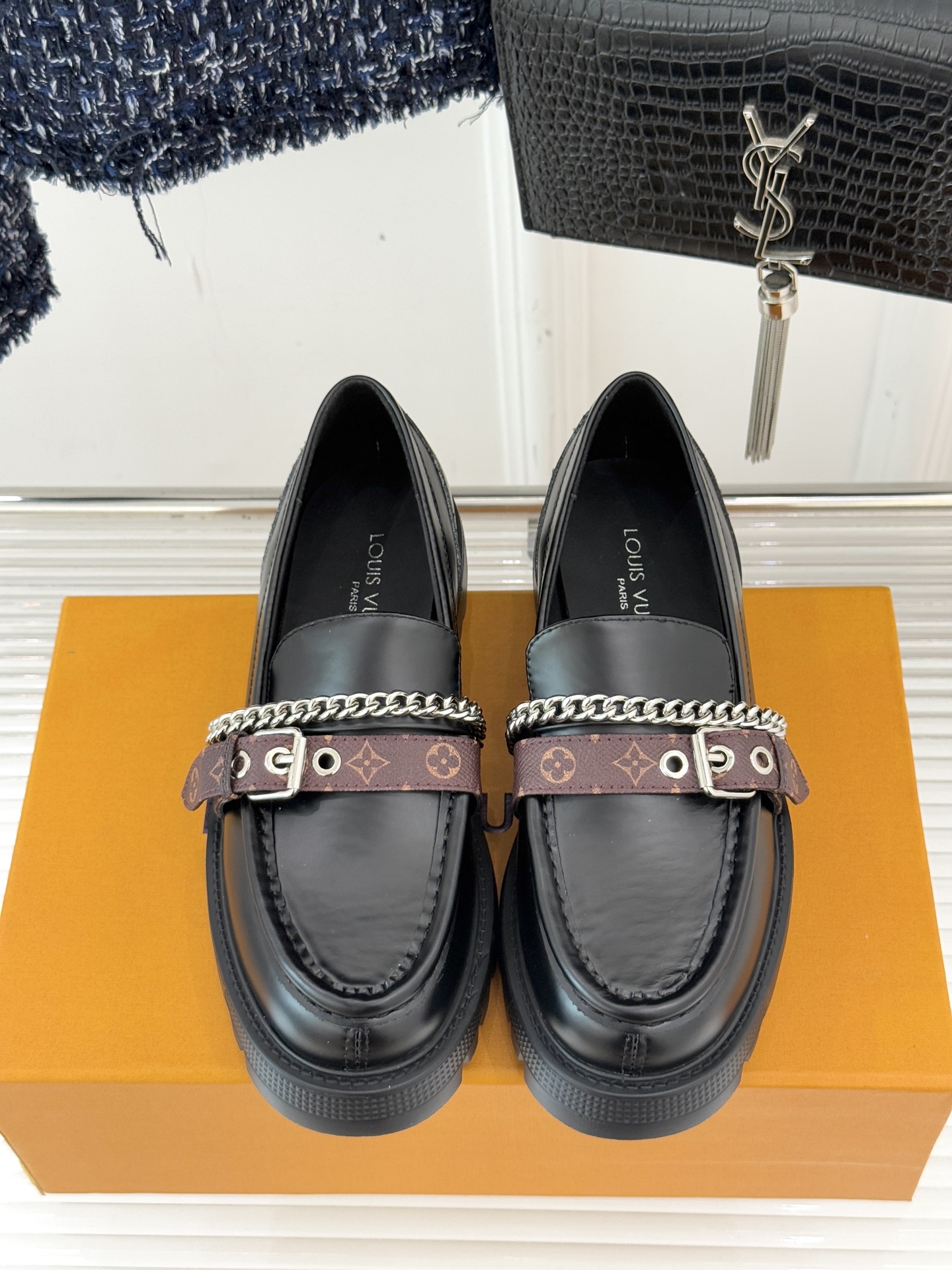 L*V驴牌25WF春夏新品老花皮带链条厚底乐福鞋当老花图腾邂逅工装锋芒这款乐福鞋以跨界巧思重构经典。老花