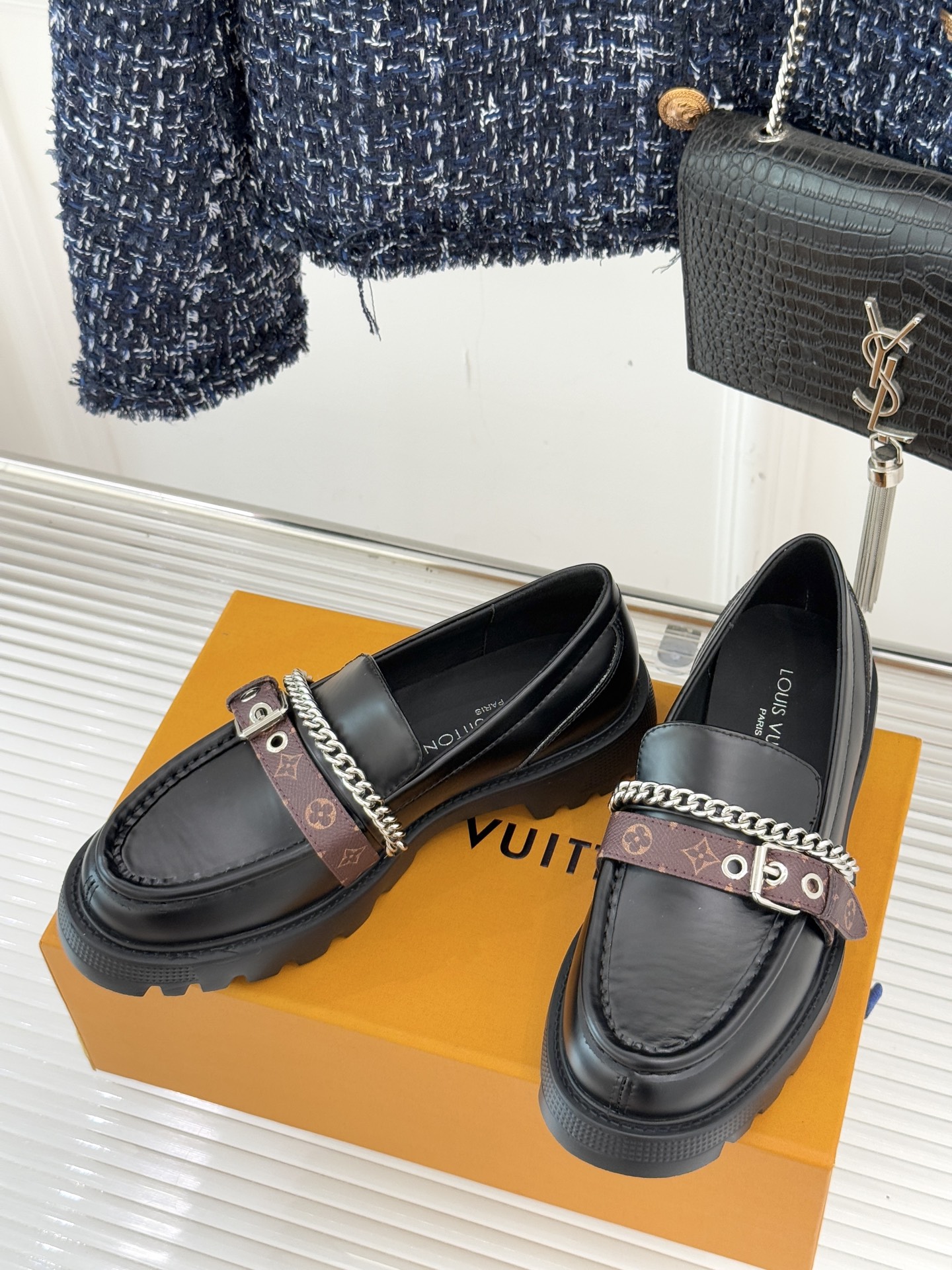 L*V驴牌25WF春夏新品老花皮带链条厚底乐福鞋当老花图腾邂逅工装锋芒这款乐福鞋以跨界巧思重构经典。老花