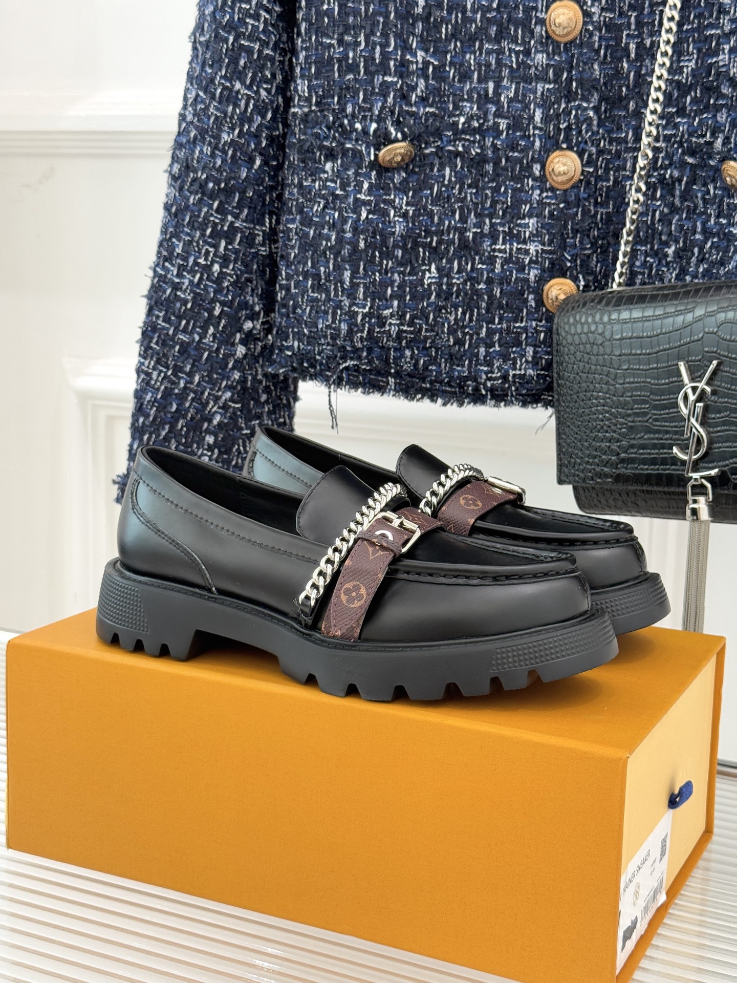 L*V驴牌25WF春夏新品老花皮带链条厚底乐福鞋当老花图腾邂逅工装锋芒这款乐福鞋以跨界巧思重构经典。老花