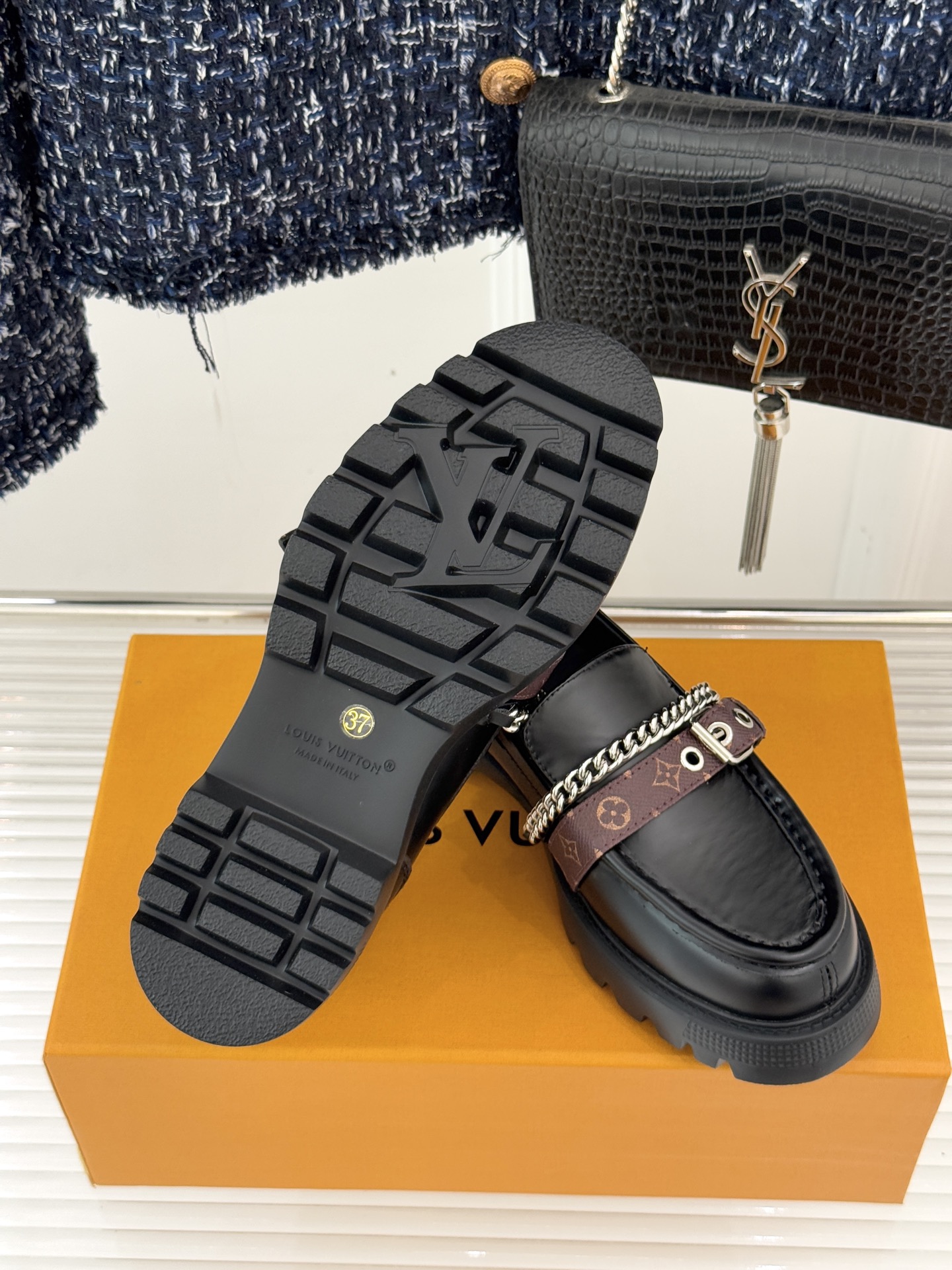 L*V驴牌25WF春夏新品老花皮带链条厚底乐福鞋当老花图腾邂逅工装锋芒这款乐福鞋以跨界巧思重构经典。老花