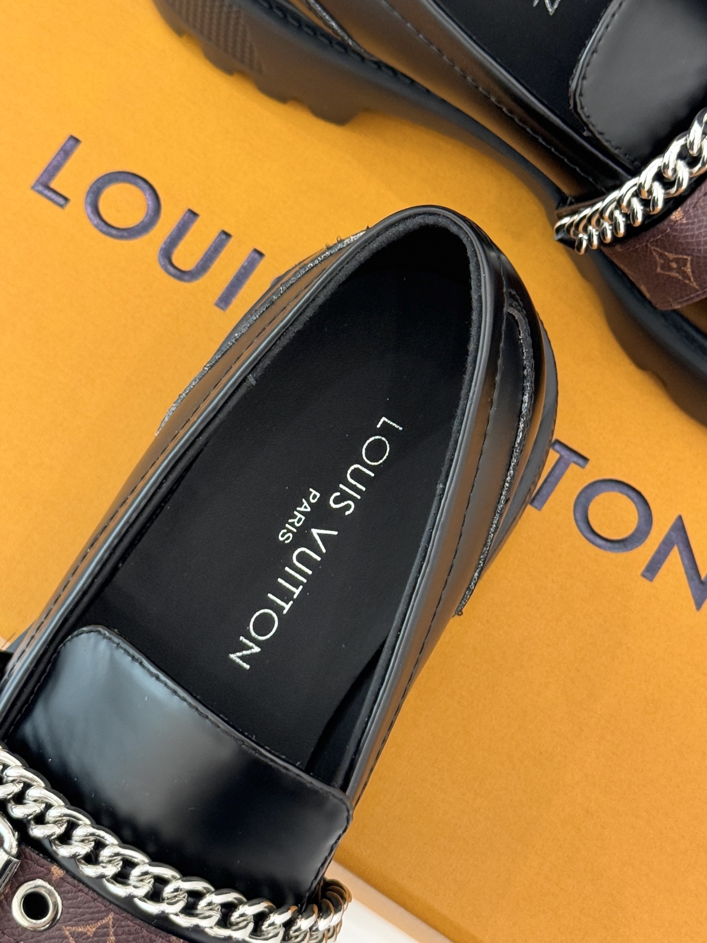 L*V驴牌25WF春夏新品老花皮带链条厚底乐福鞋当老花图腾邂逅工装锋芒这款乐福鞋以跨界巧思重构经典。老花