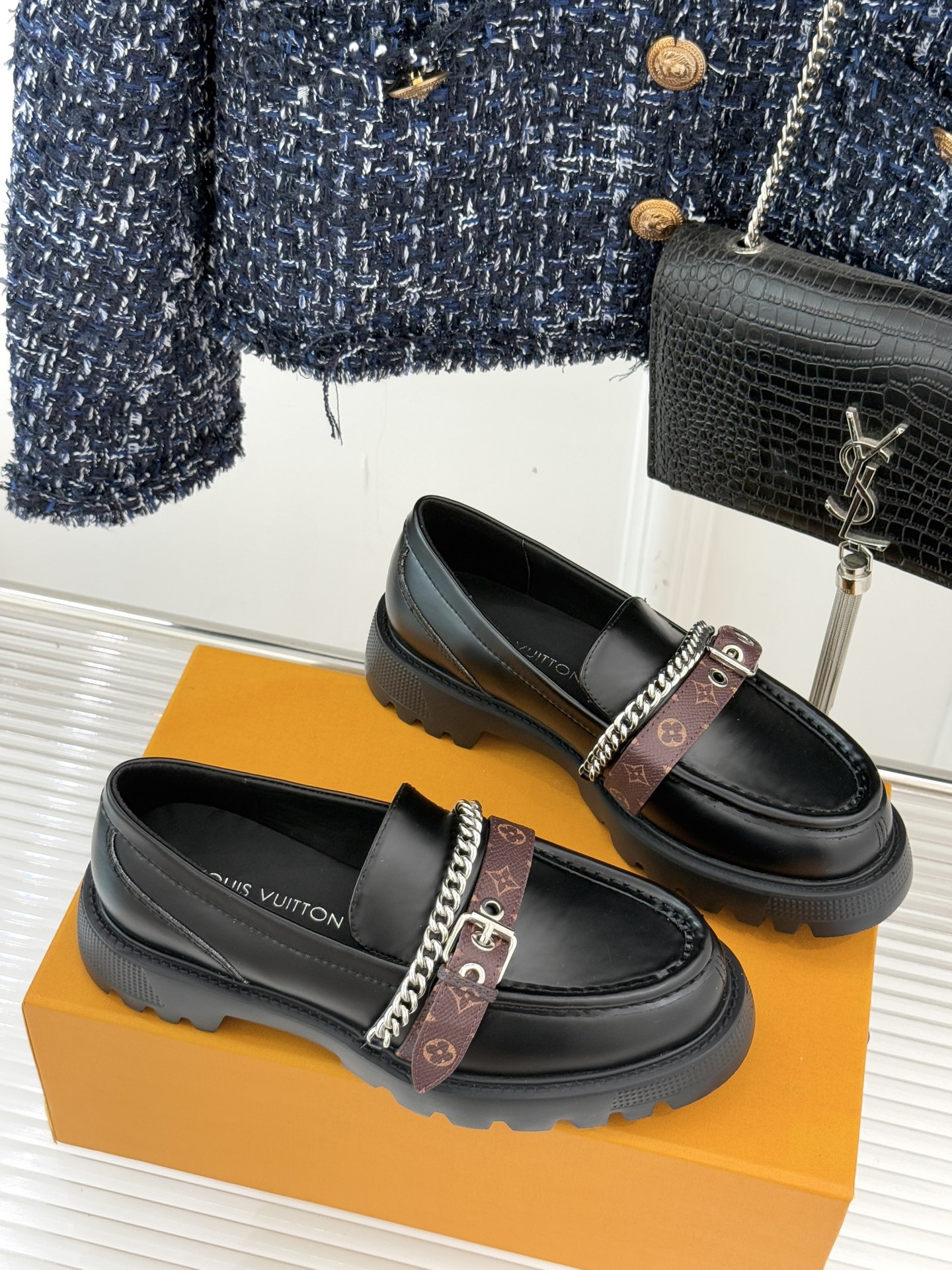 L*V驴牌25WF春夏新品老花皮带链条厚底乐福鞋当老花图腾邂逅工装锋芒这款乐福鞋以跨界巧思重构经典。老花