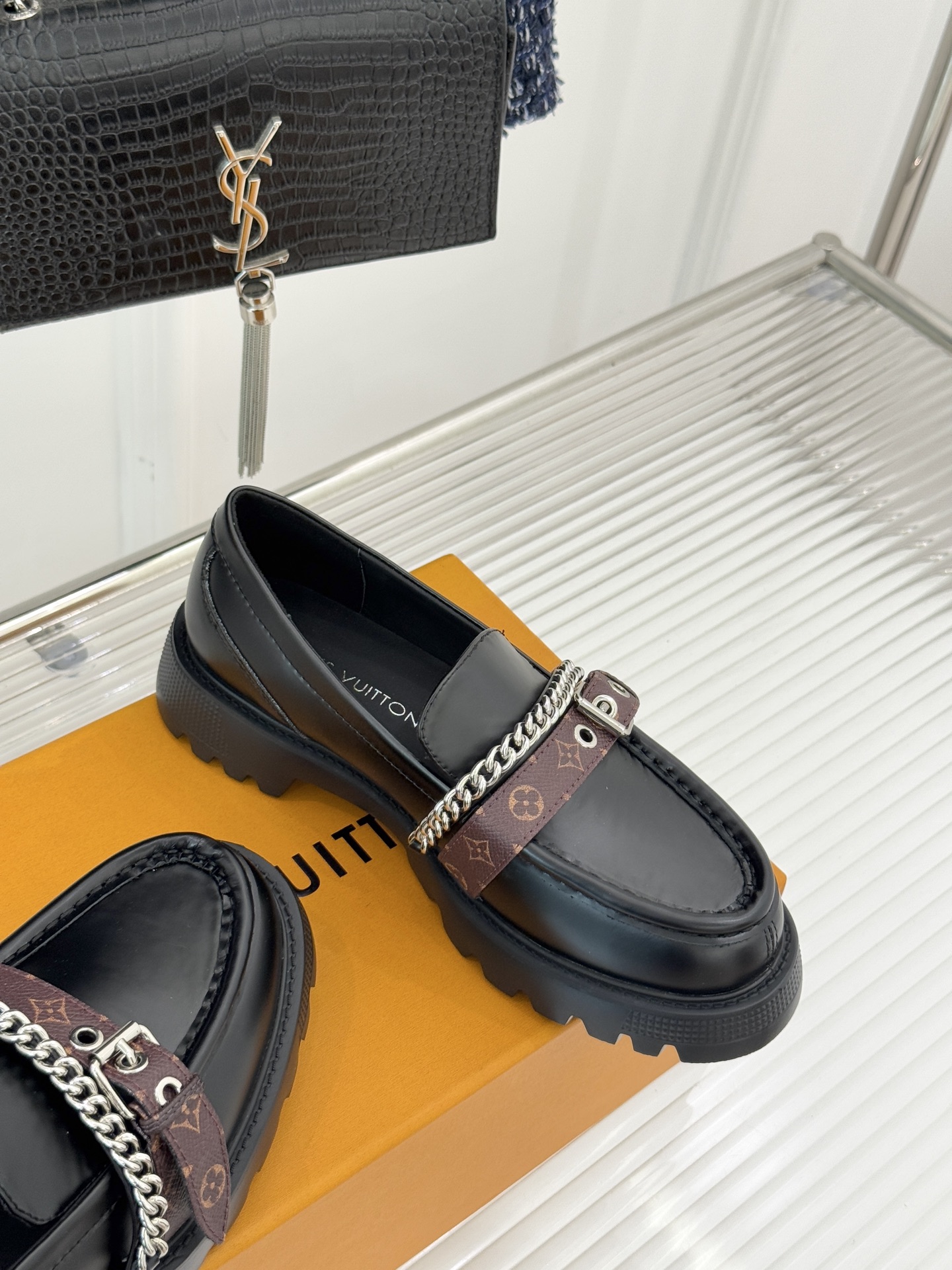 L*V驴牌25WF春夏新品老花皮带链条厚底乐福鞋当老花图腾邂逅工装锋芒这款乐福鞋以跨界巧思重构经典。老花